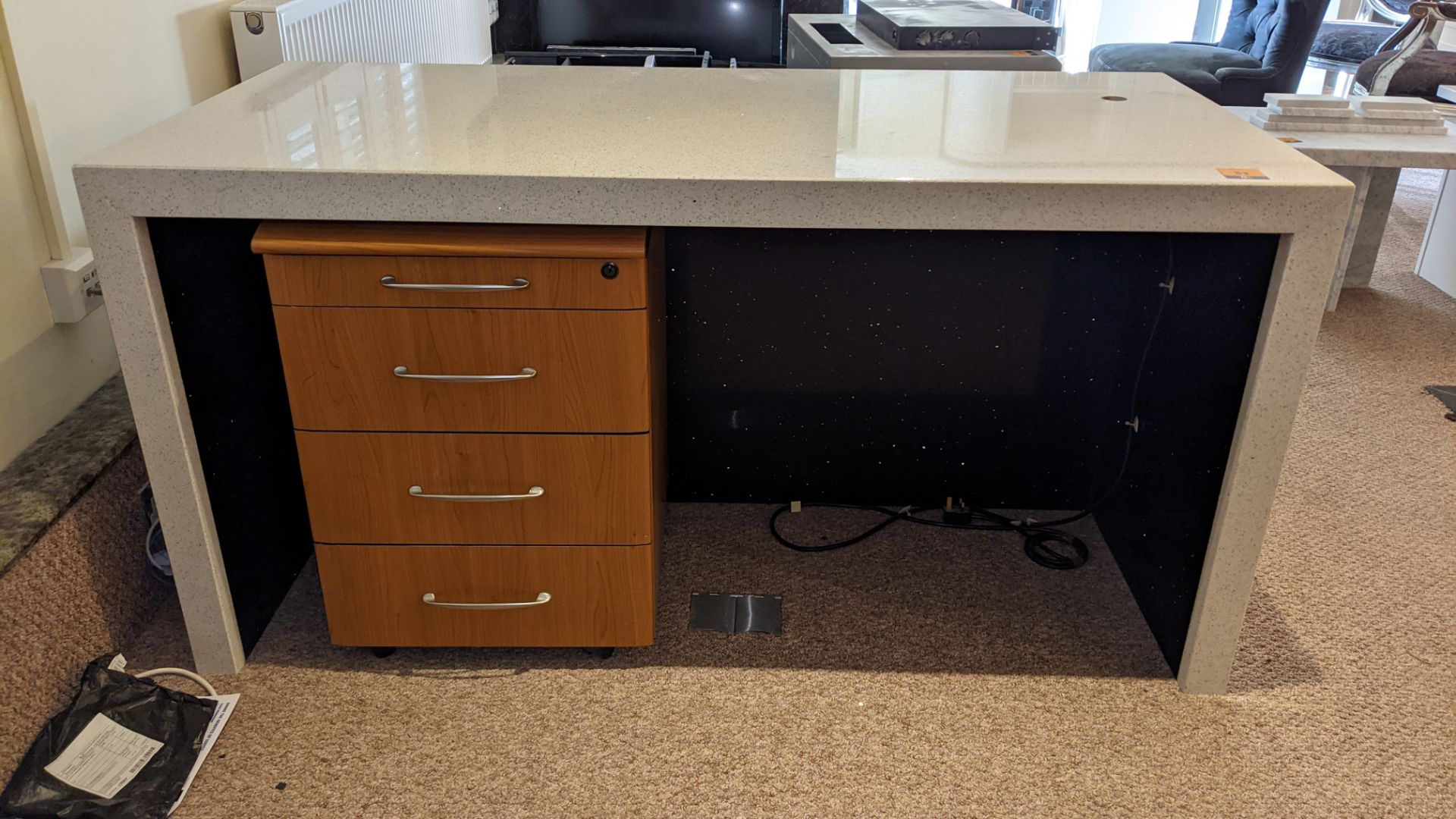 Granite/quartz desk arrangement with mitred corners including the freestanding pedestal - Image 4 of 6