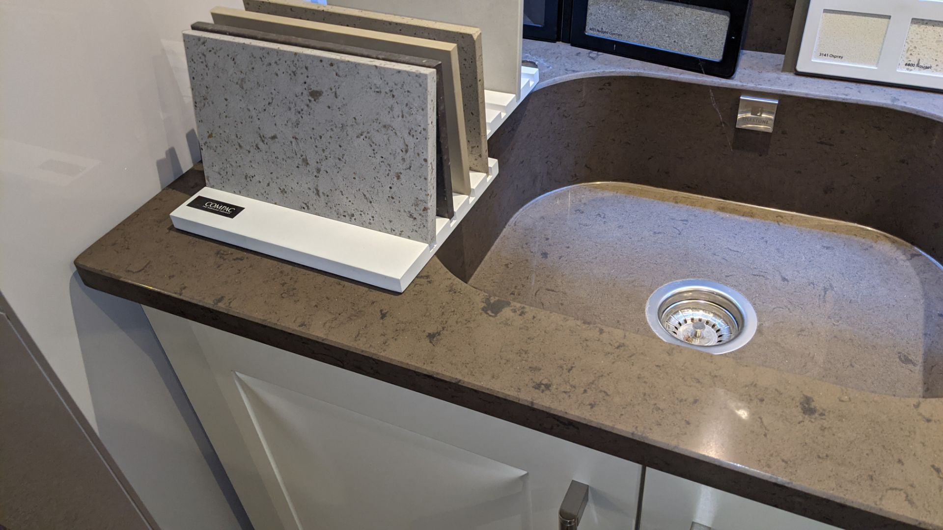 L-shaped kitchen arrangement comprising base cupboards, Silestone counter within integrated basin pl - Image 7 of 18