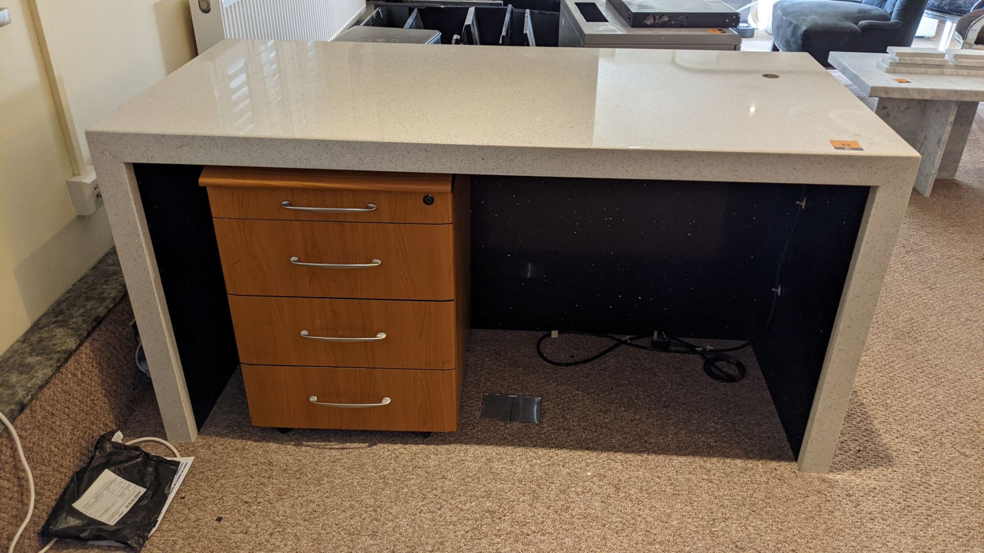 Granite/quartz desk arrangement with mitred corners including the freestanding pedestal - Image 3 of 6