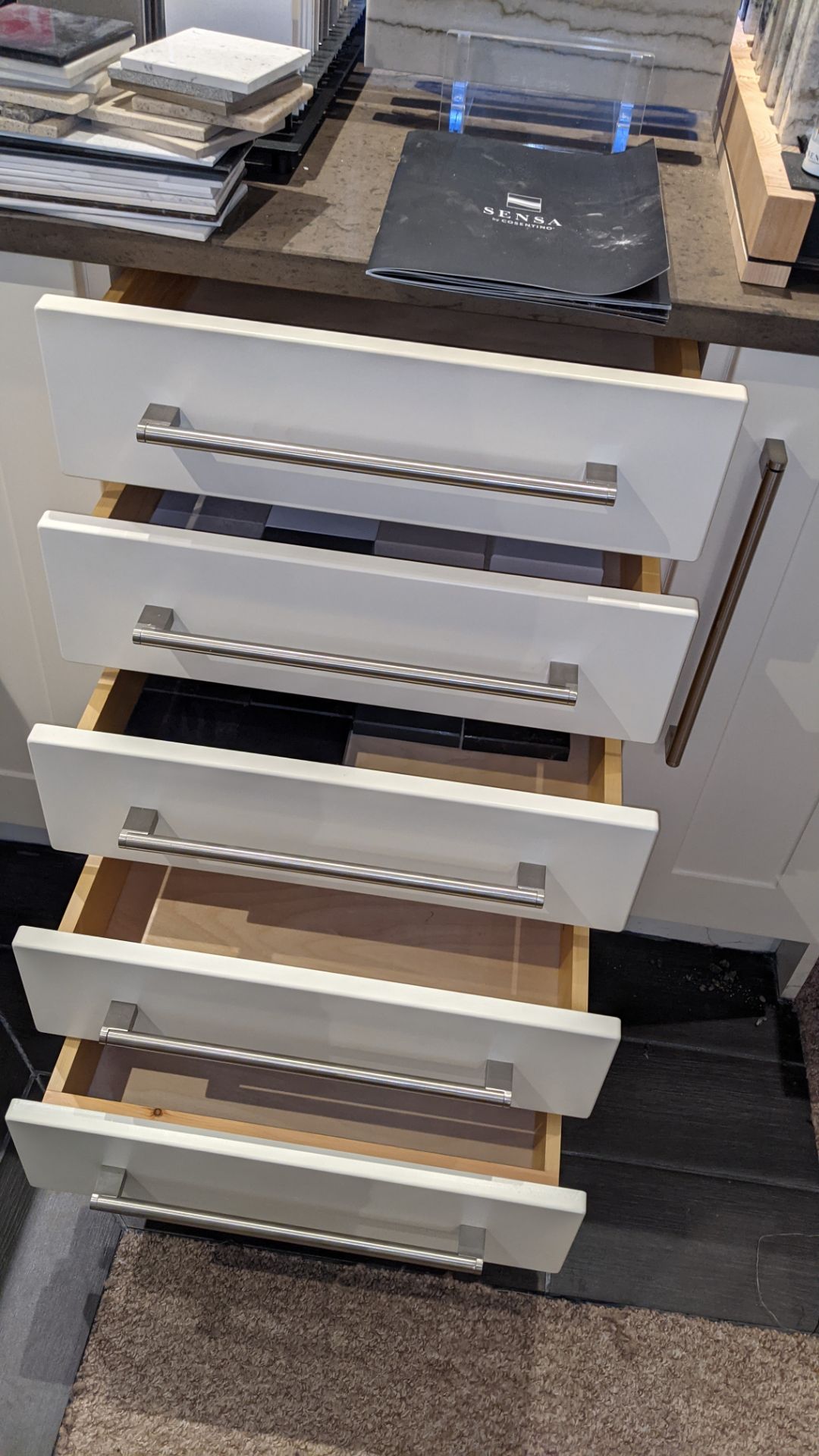 L-shaped kitchen arrangement comprising base cupboards, Silestone counter within integrated basin pl - Image 13 of 18