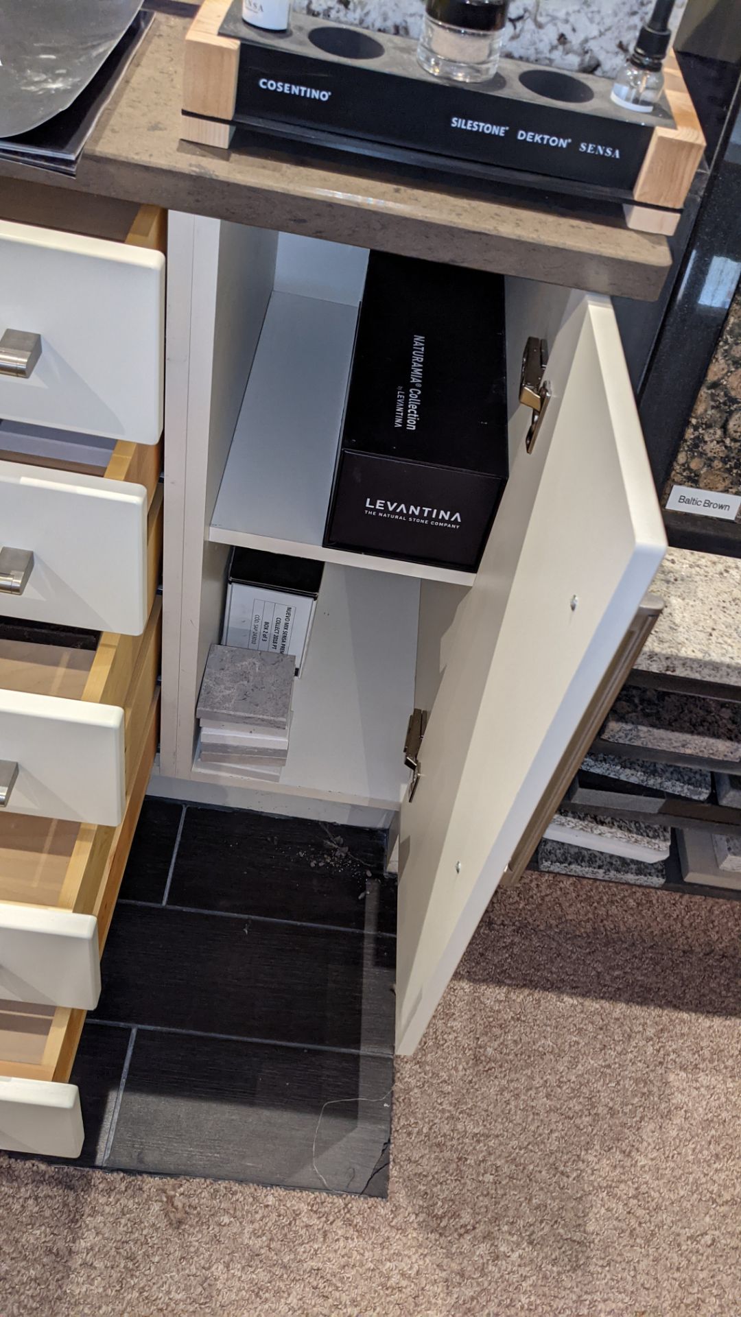 L-shaped kitchen arrangement comprising base cupboards, Silestone counter within integrated basin pl - Image 16 of 18