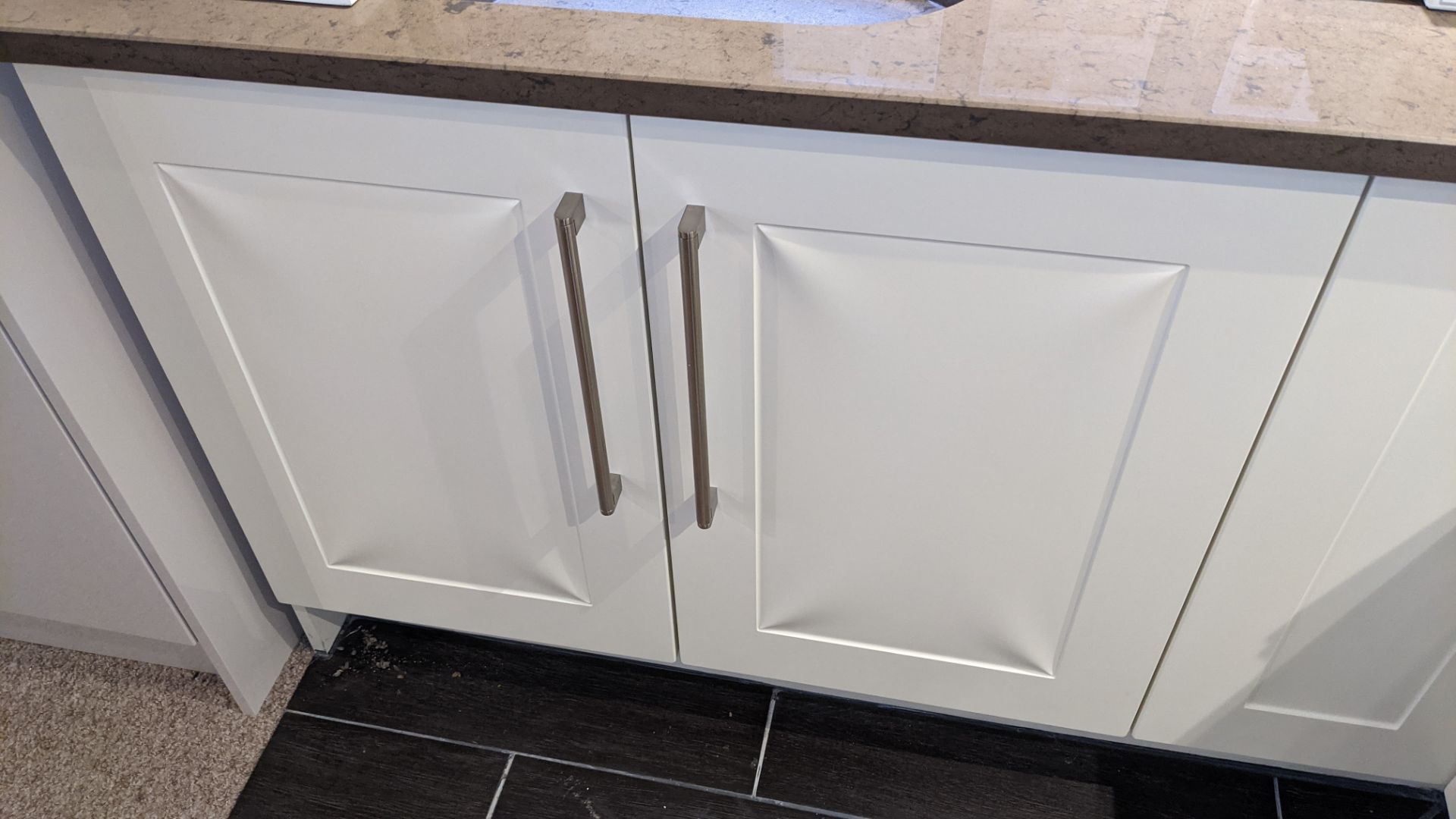 L-shaped kitchen arrangement comprising base cupboards, Silestone counter within integrated basin pl - Image 8 of 18