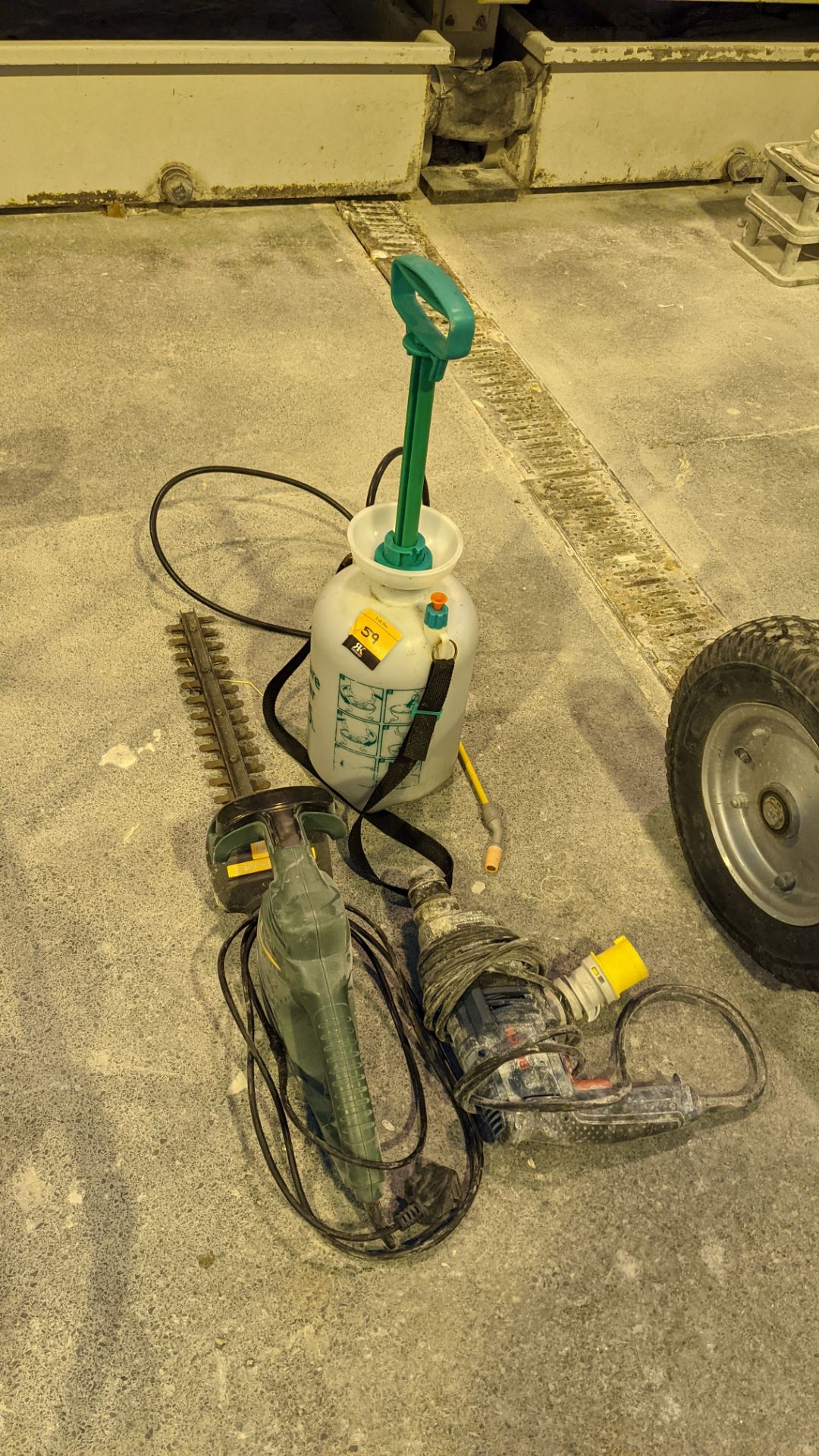 Mixed tool lot comprising electric hedge trimmer, Bosch 110v drill & hand operated sprayer - Image 2 of 7
