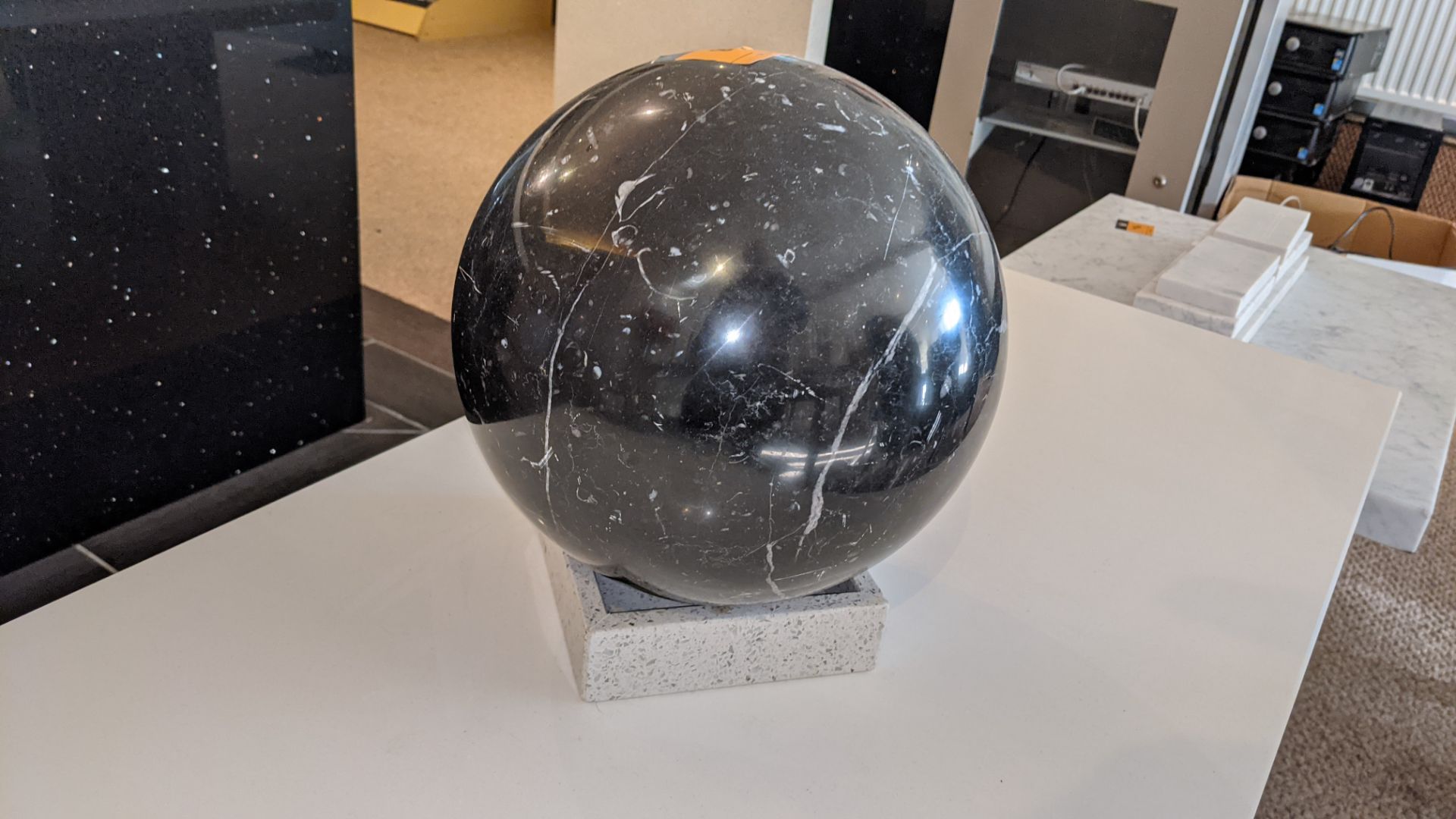 Granite spherical ball on square base. Diameter of ball/sphere very approx. 240mm - Image 4 of 5