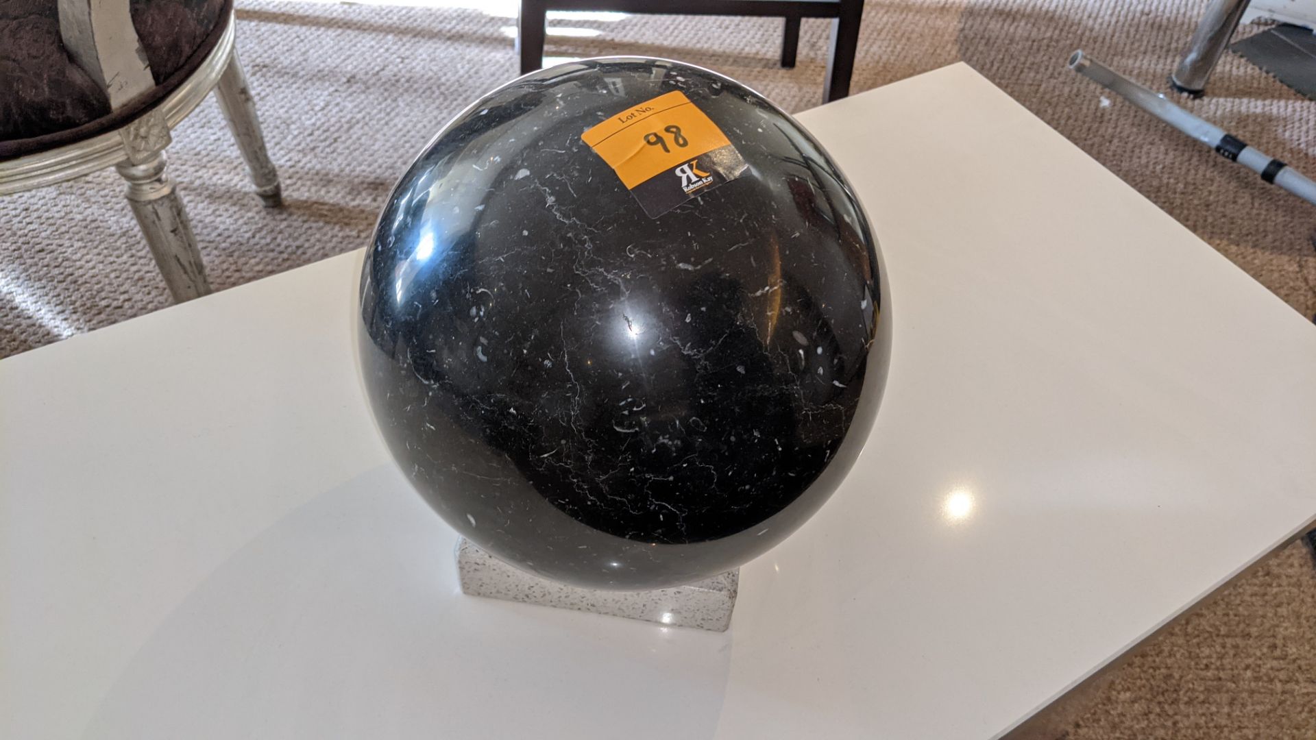 Granite spherical ball on square base. Diameter of ball/sphere very approx. 240mm - Image 2 of 5