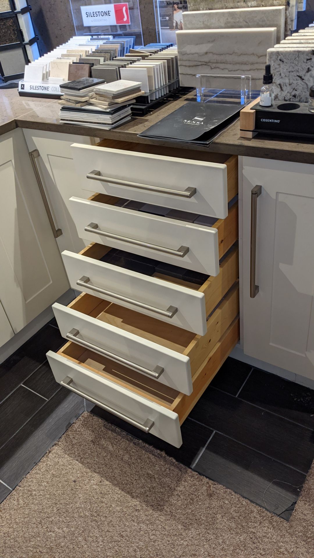 L-shaped kitchen arrangement comprising base cupboards, Silestone counter within integrated basin pl - Image 14 of 18