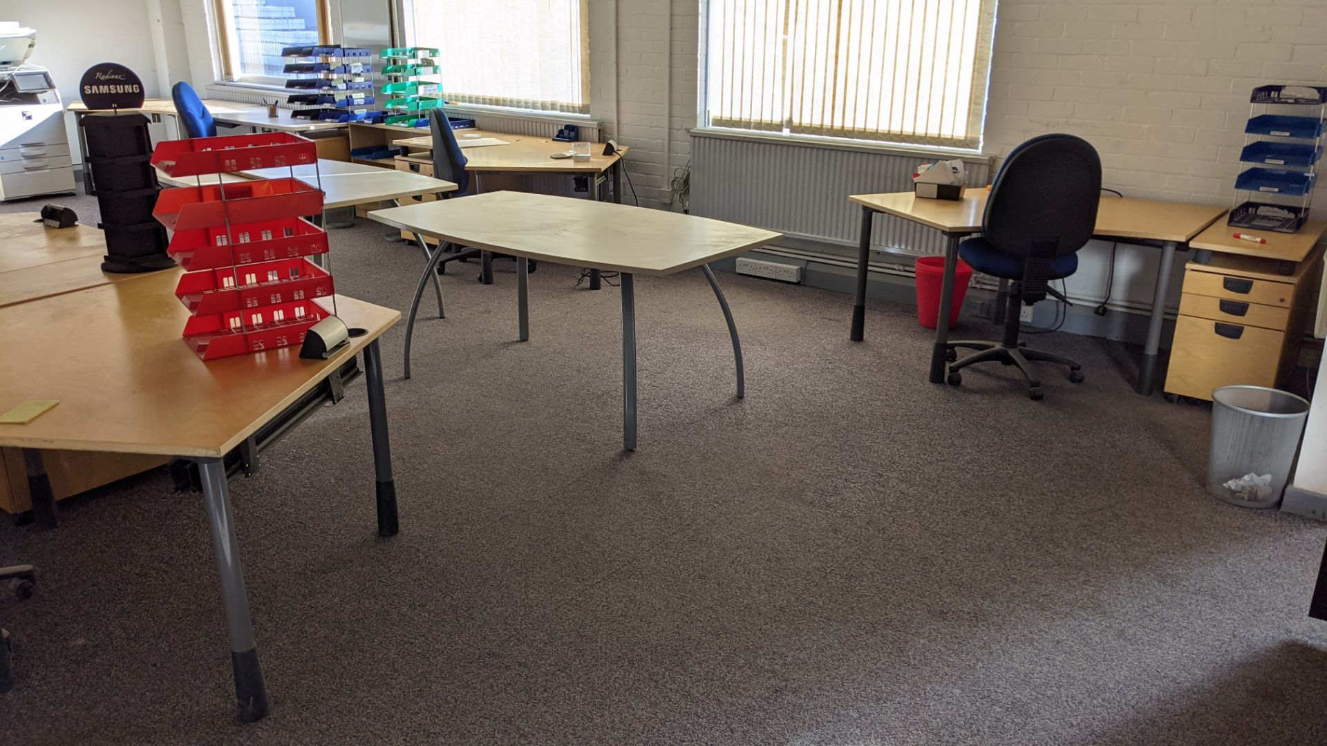The furniture contents of a large open plan office. This lot effectively comprises all freestanding - Image 18 of 20