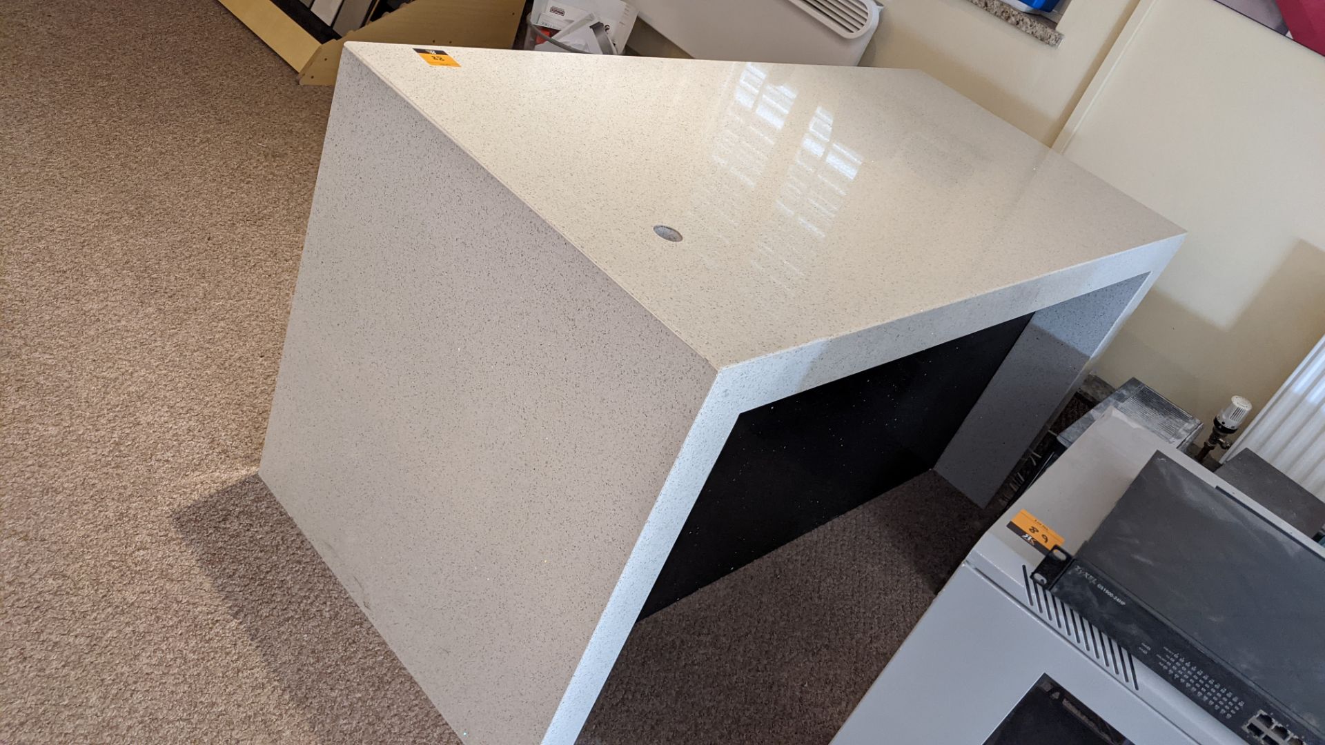 Granite/quartz desk arrangement with mitred corners including the freestanding pedestal - Image 5 of 6