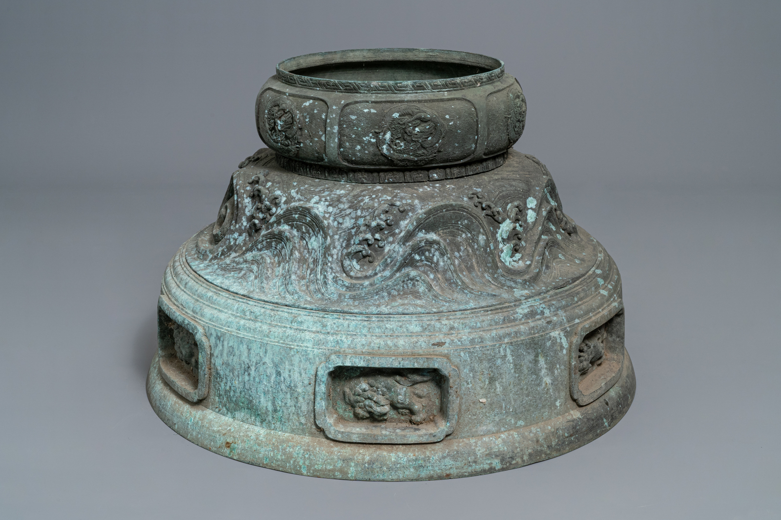 A monumental Japanese bronze temple censer, Momoyama or Edo, 16/17th C. - Image 7 of 10