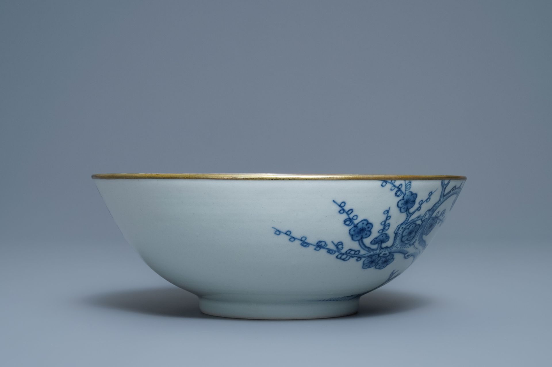 A Chinese blue and white Vietnamese market 'Bleu de Hue' bowl, 19th C. - Image 4 of 7