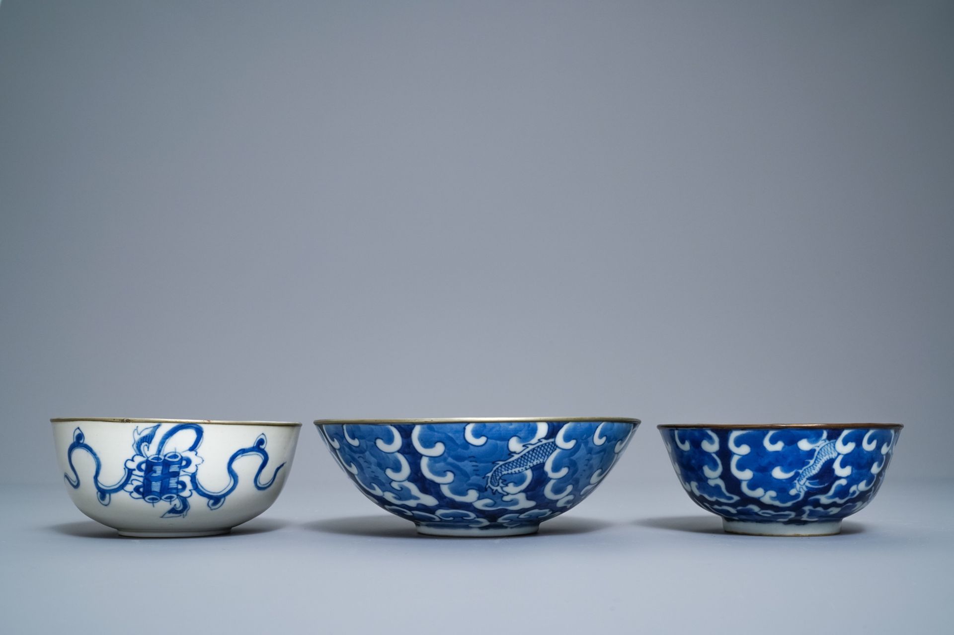 Five Chinese blue and white Vietnamese market 'Bleu de Hue' bowls, 19th C. - Image 5 of 14