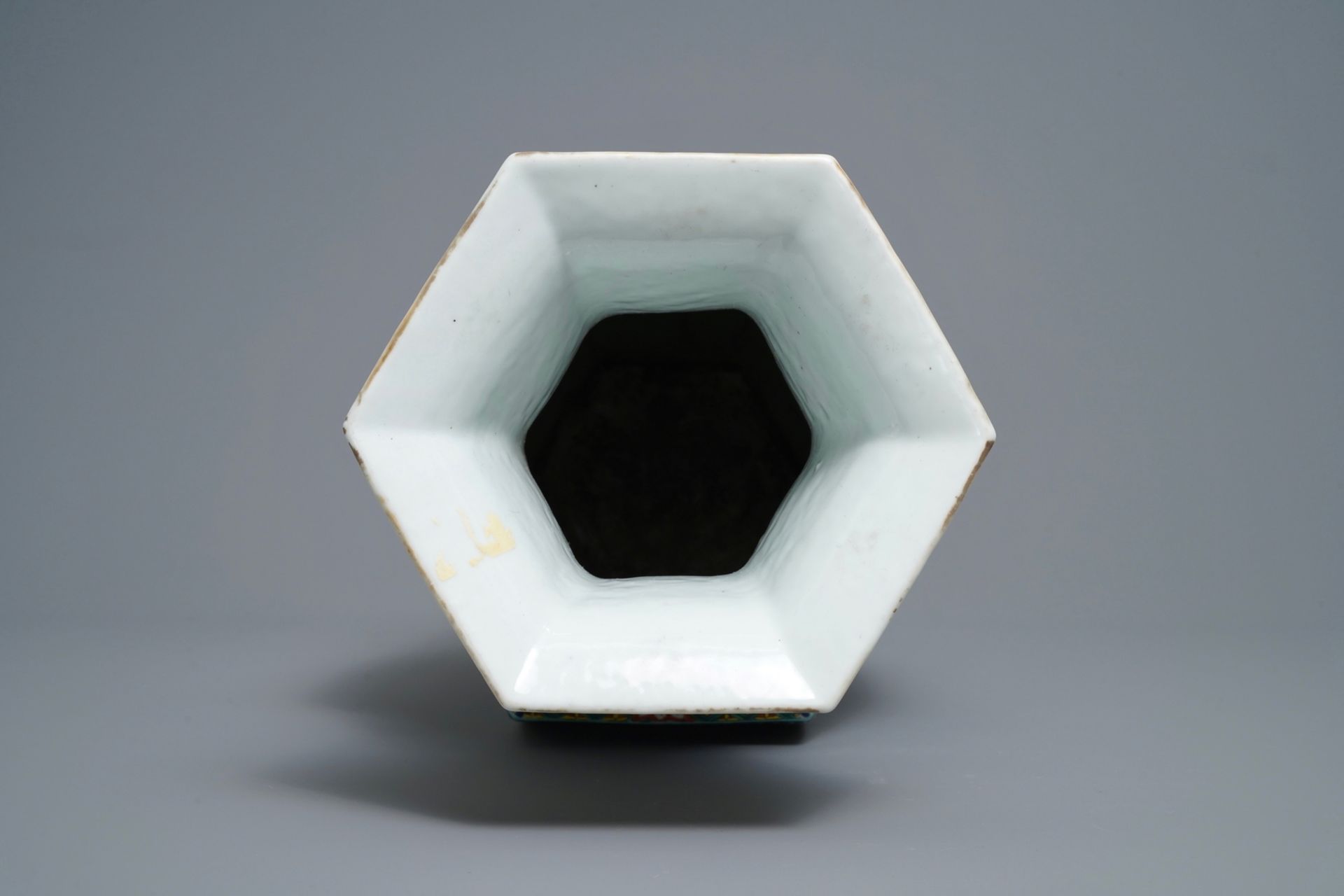A Chinese hexagonal famille rose 'scholars' vase, 19th C. - Image 5 of 6