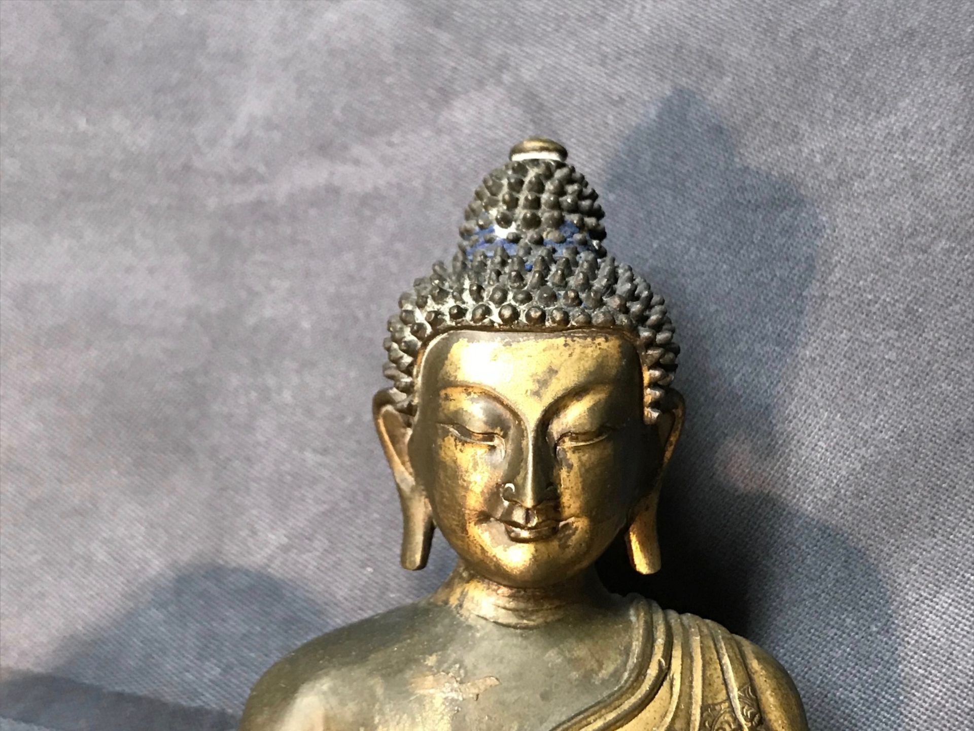 A Sino-Tibetan gilt bronze figure of Buddha Shakyamuni, 17/18th C. - Image 5 of 19