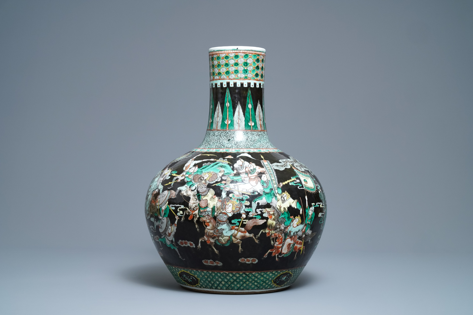 A Chinese famille verte black-ground 'war scene' vase, 19th C. - Image 5 of 7