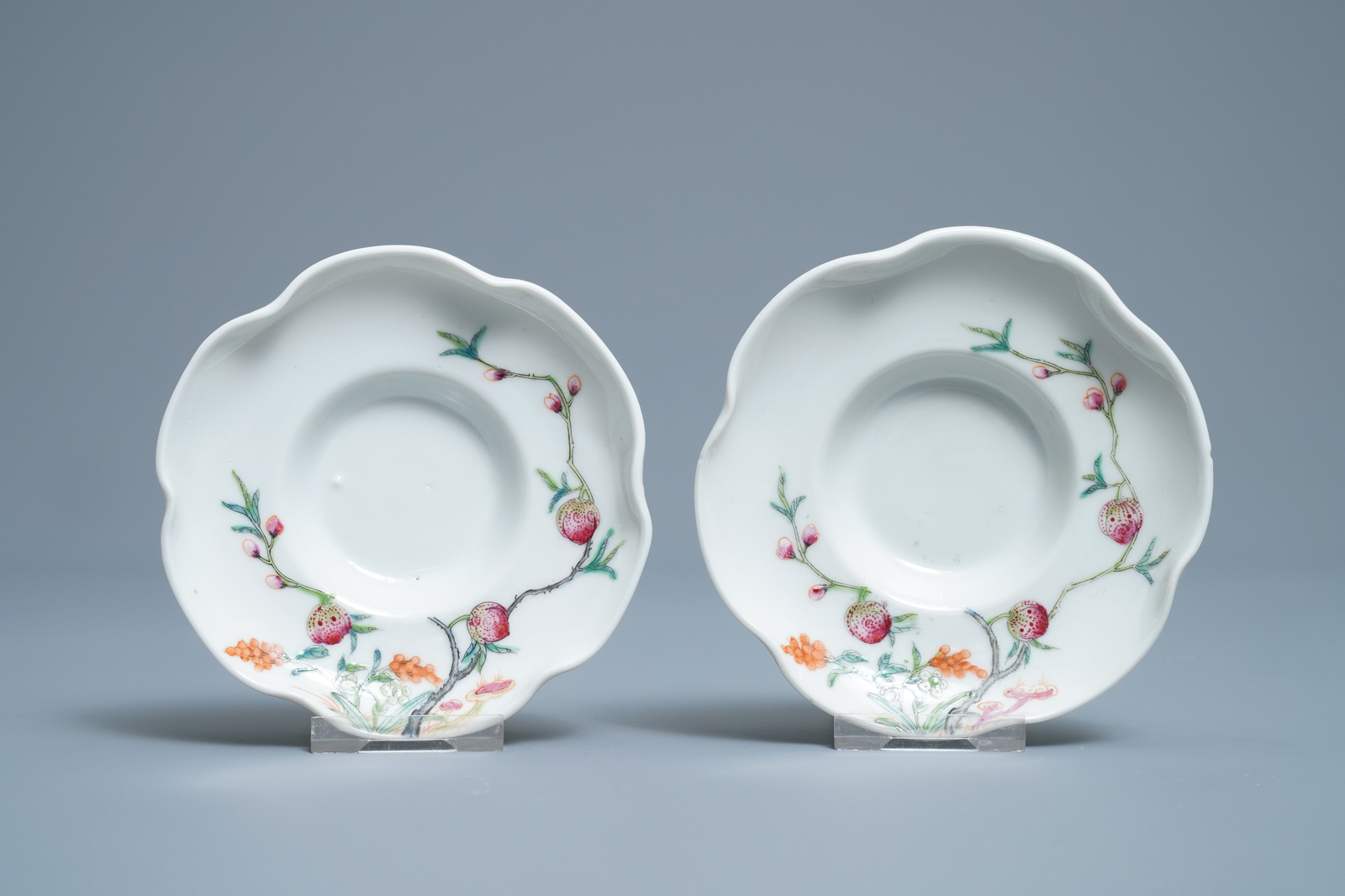 A varied collection of Chinese qianjiang cai, famille rose and blue and white porcelain, 19/20th C. - Image 20 of 20