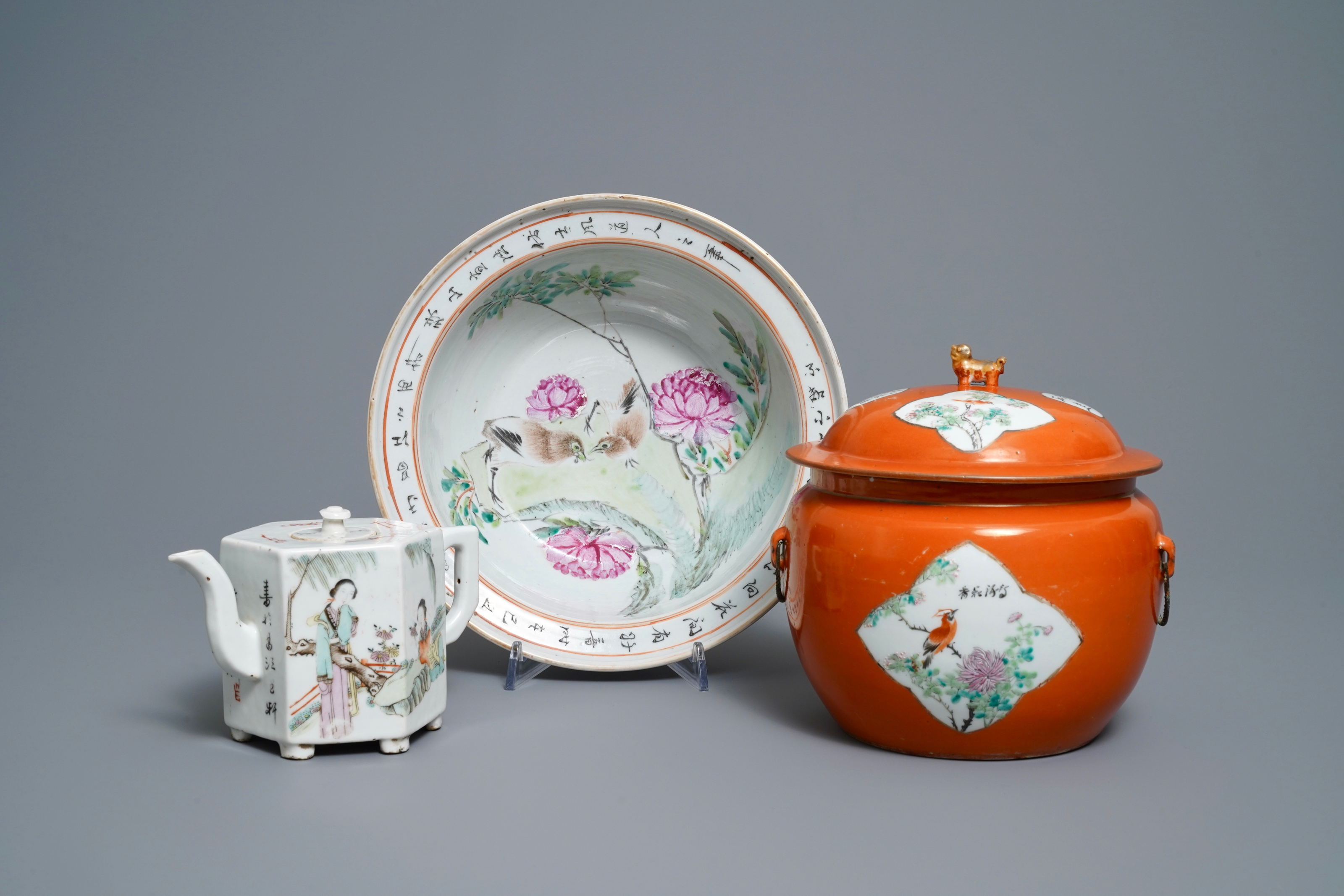 Two Chinese qianjiang cai bowls and a teapot and cover, 19/20th C.