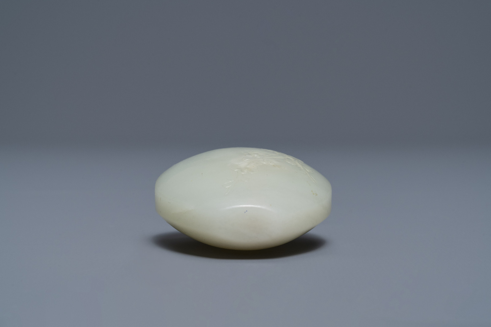 A Chinese pale celadon jade snuff bottle, 19th C. - Image 4 of 12