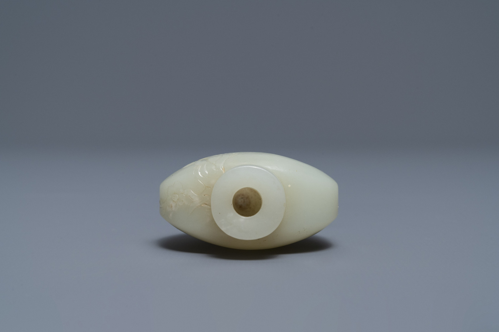 A Chinese pale celadon jade snuff bottle, 19th C. - Image 3 of 12