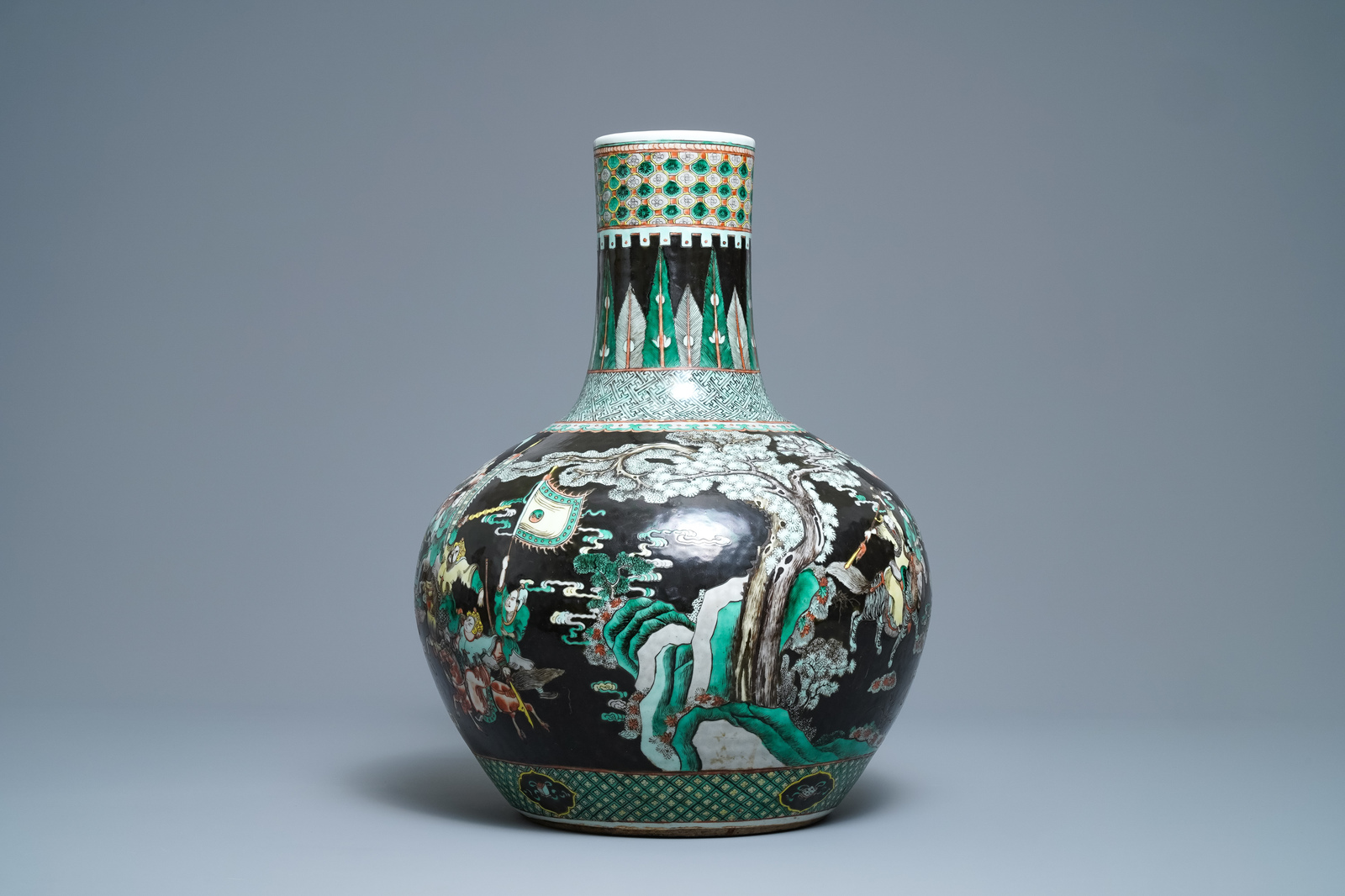 A Chinese famille verte black-ground 'war scene' vase, 19th C. - Image 4 of 7