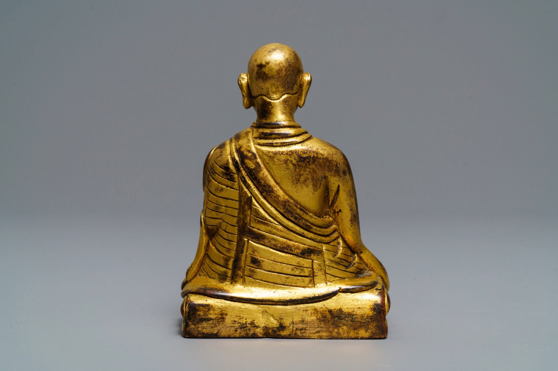 A Sino-Tibetan gilt bronze figure of a Lama, 19th C. - Image 3 of 6
