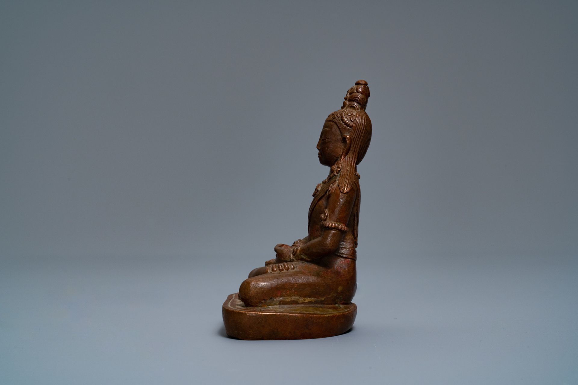 A Chinese bronze figure of Buddha Amithayus, 17/18th C. - Image 2 of 6