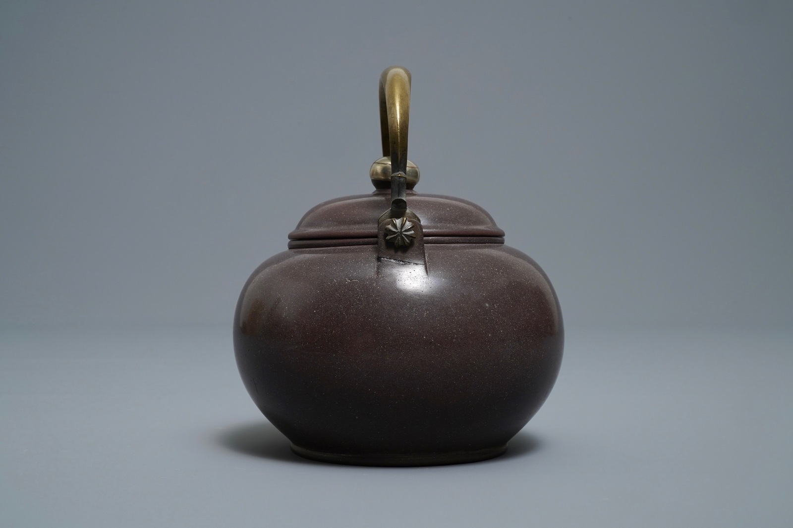 A Chinese Bencharong Thai market polished Yixing stoneware teapot, 19th C. - Image 5 of 7