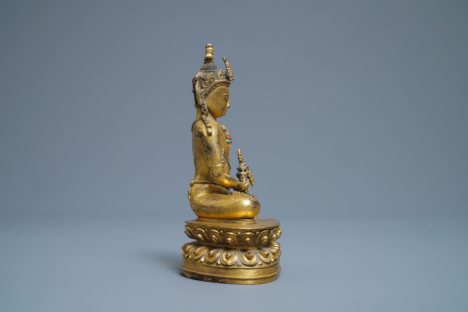 A Chinese coral- and turquoise-inlaid gilt bronze figure of Buddha Amitayus, 18/19th C. - Image 3 of 7