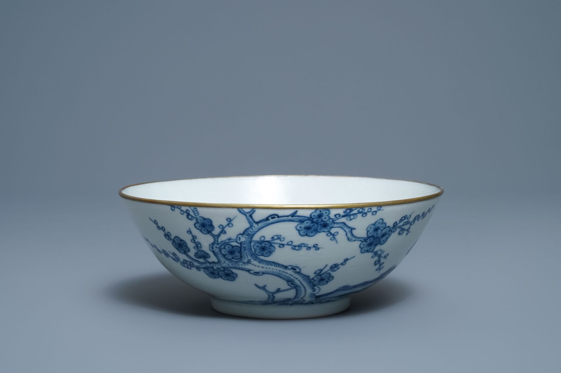 A Chinese blue and white Vietnamese market 'Bleu de Hue' bowl, 19th C. - Image 7 of 7