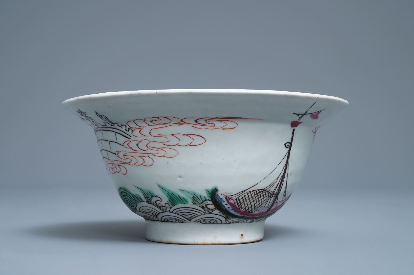 A Chinese famille rose 'Threemaster' bowl, Yongzheng/Qianlong - Image 4 of 7