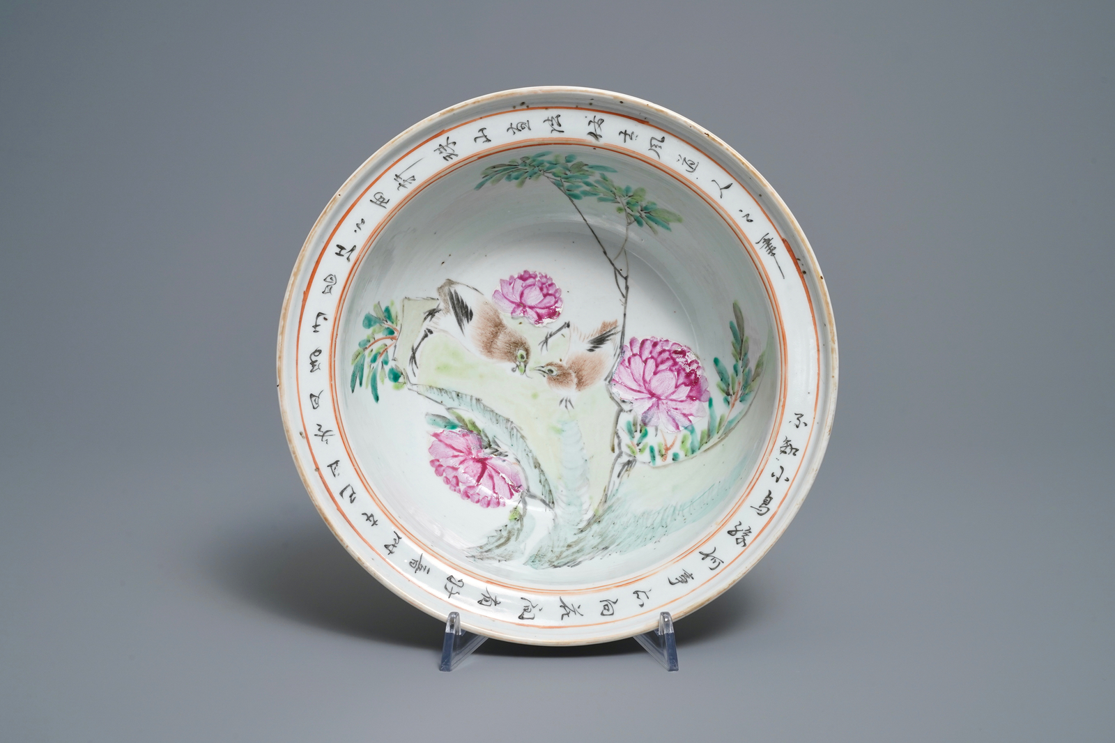 Two Chinese qianjiang cai bowls and a teapot and cover, 19/20th C. - Image 12 of 12