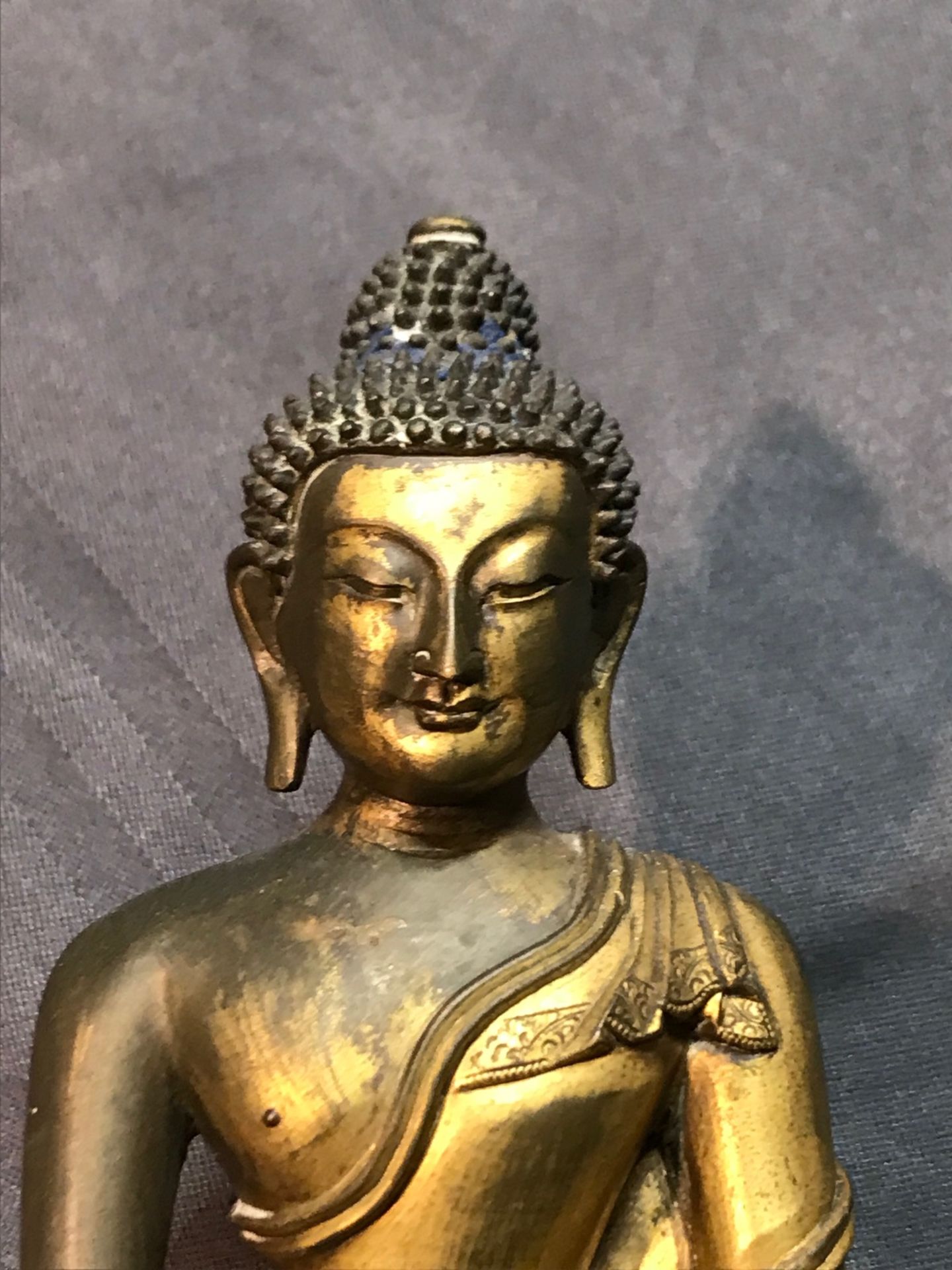 A Sino-Tibetan gilt bronze figure of Buddha Shakyamuni, 17/18th C. - Image 14 of 19