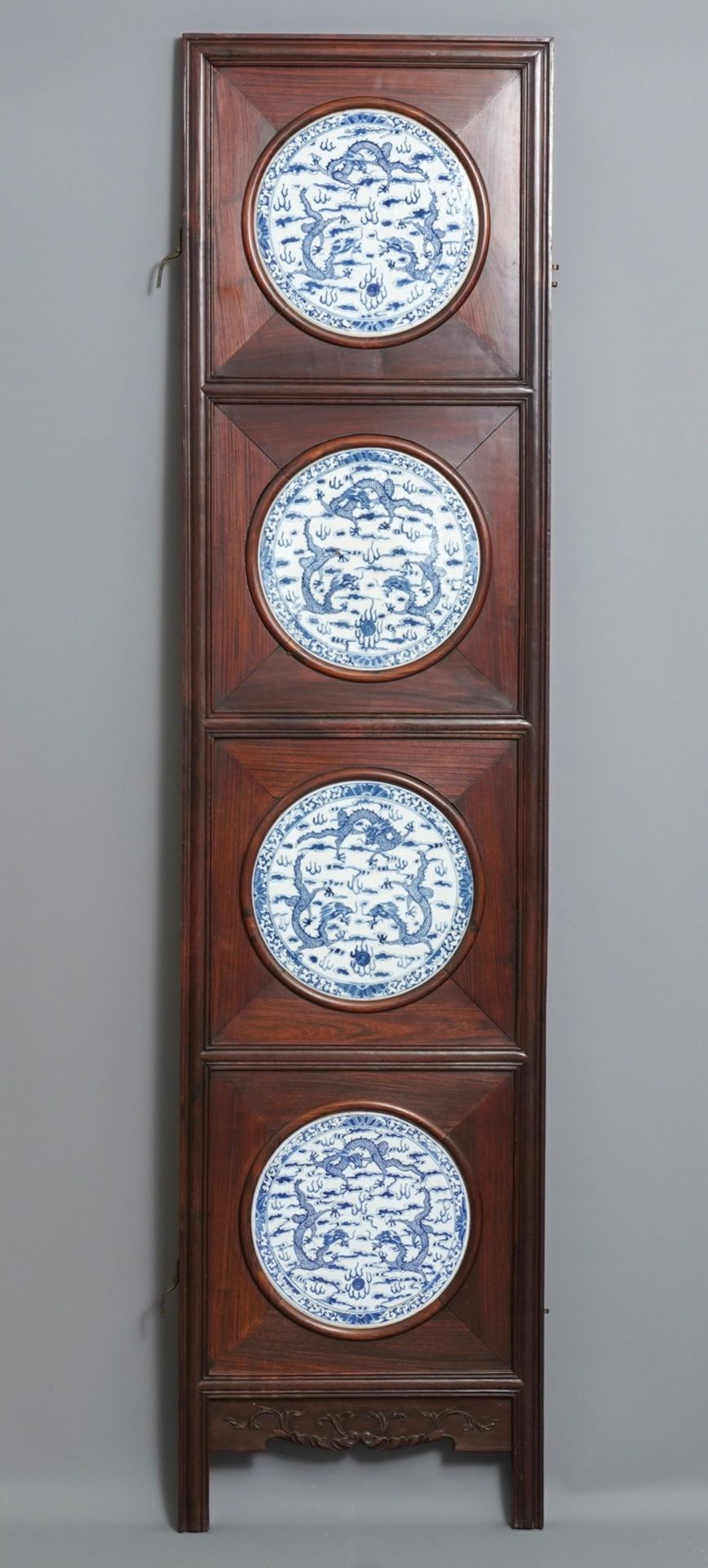 A Chinese wooden room divider with blue and white 'dragon' plaques, 19th C. - Image 5 of 7