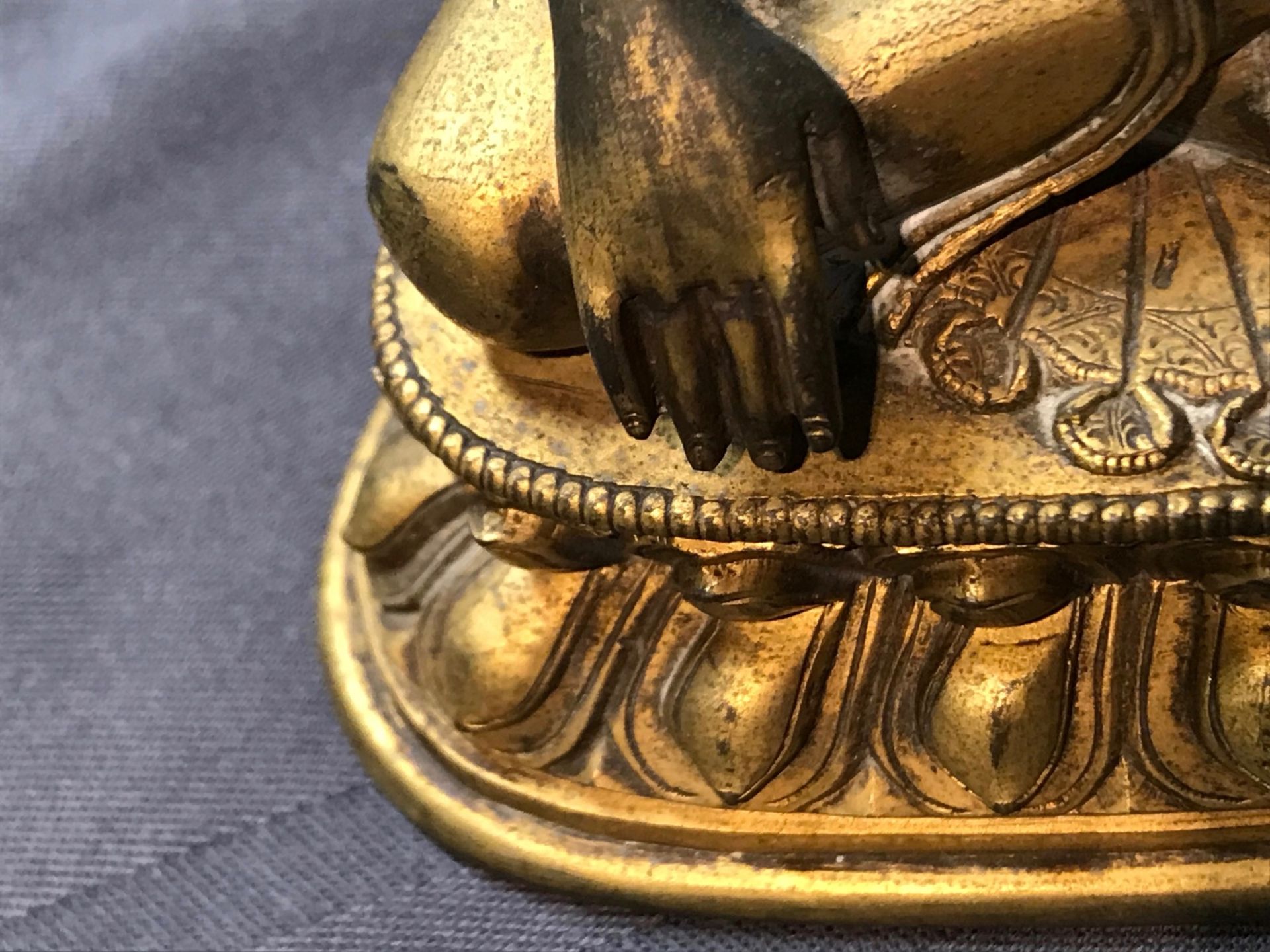 A Sino-Tibetan gilt bronze figure of Buddha Shakyamuni, 17/18th C. - Image 9 of 19