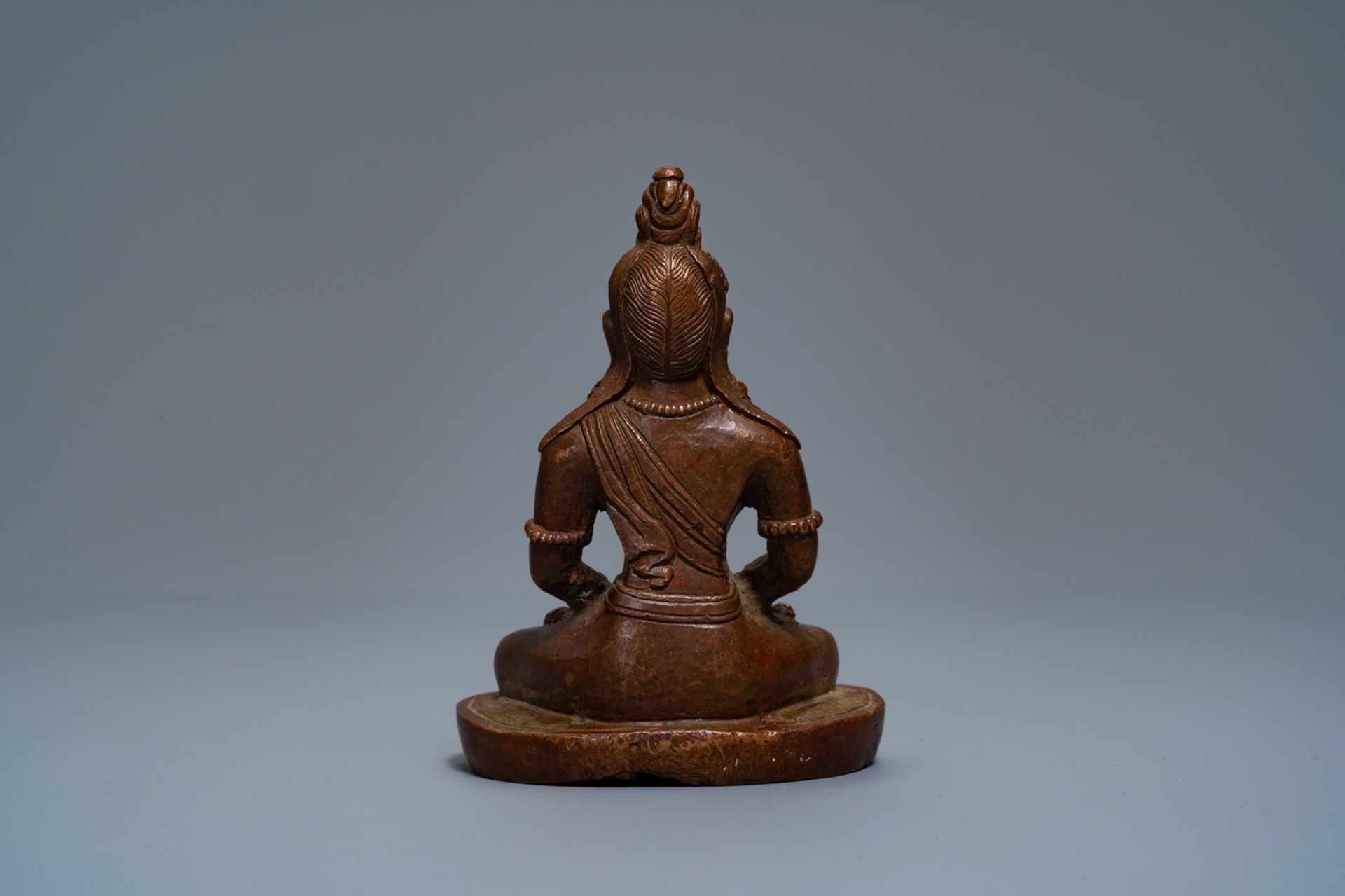 A Chinese bronze figure of Buddha Amithayus, 17/18th C. - Image 3 of 6