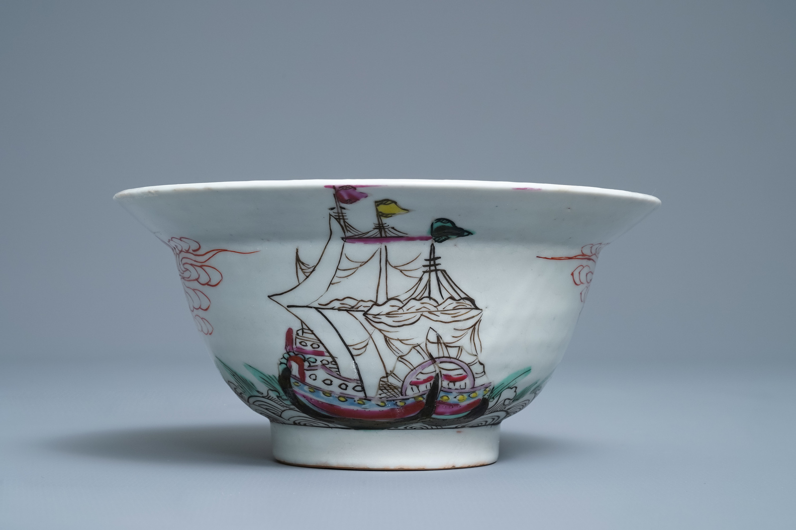 A Chinese famille rose 'Threemaster' bowl, Yongzheng/Qianlong - Image 2 of 7