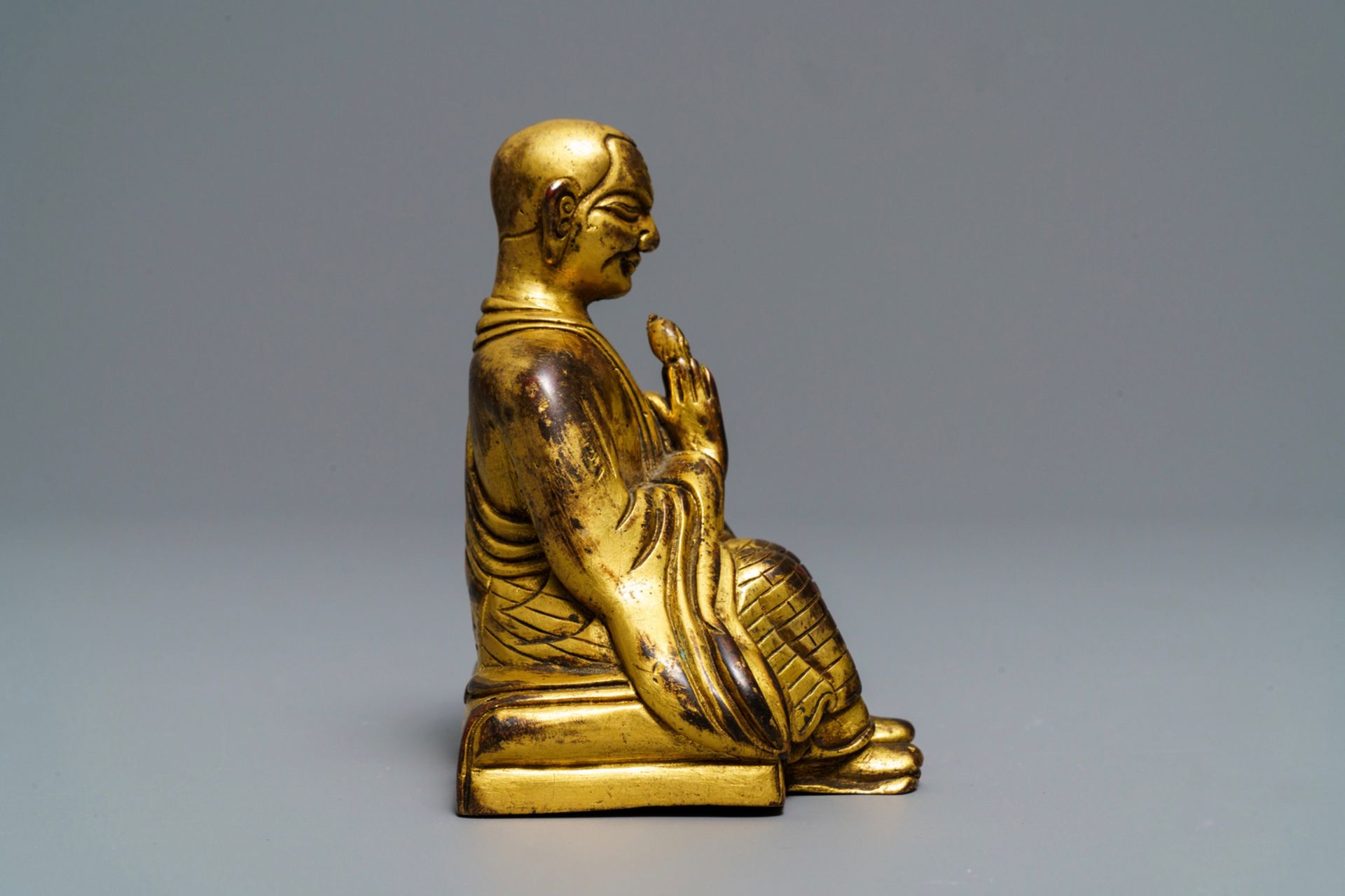 A Sino-Tibetan gilt bronze figure of a Lama, 19th C. - Image 4 of 6