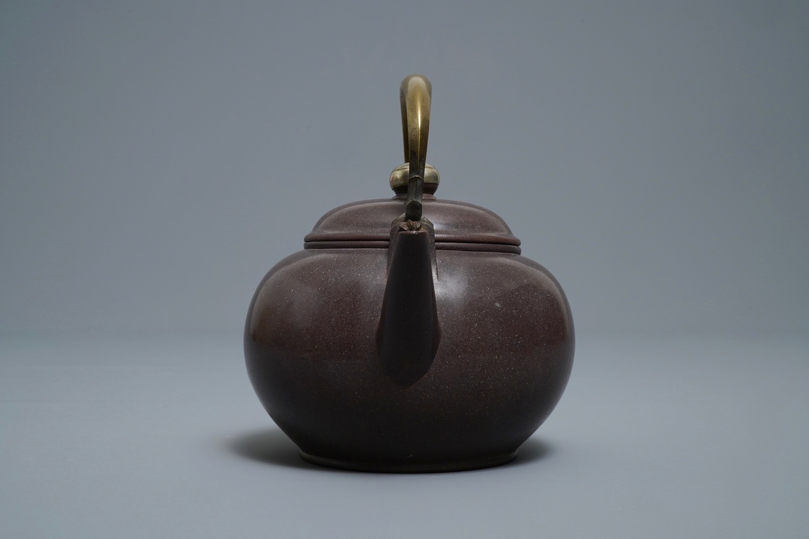 A Chinese Bencharong Thai market polished Yixing stoneware teapot, 19th C. - Image 3 of 7