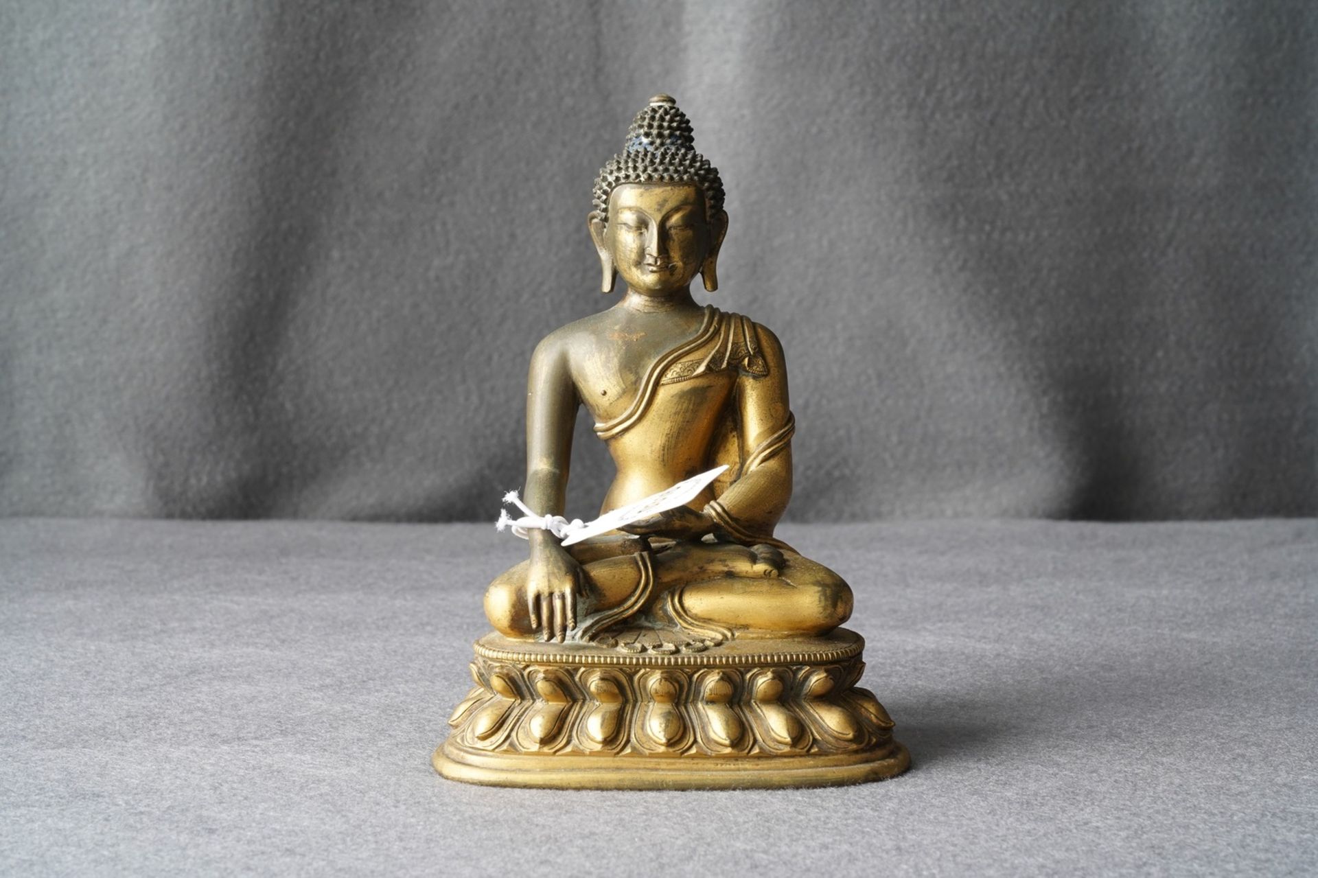 A Sino-Tibetan gilt bronze figure of Buddha Shakyamuni, 17/18th C. - Image 17 of 19