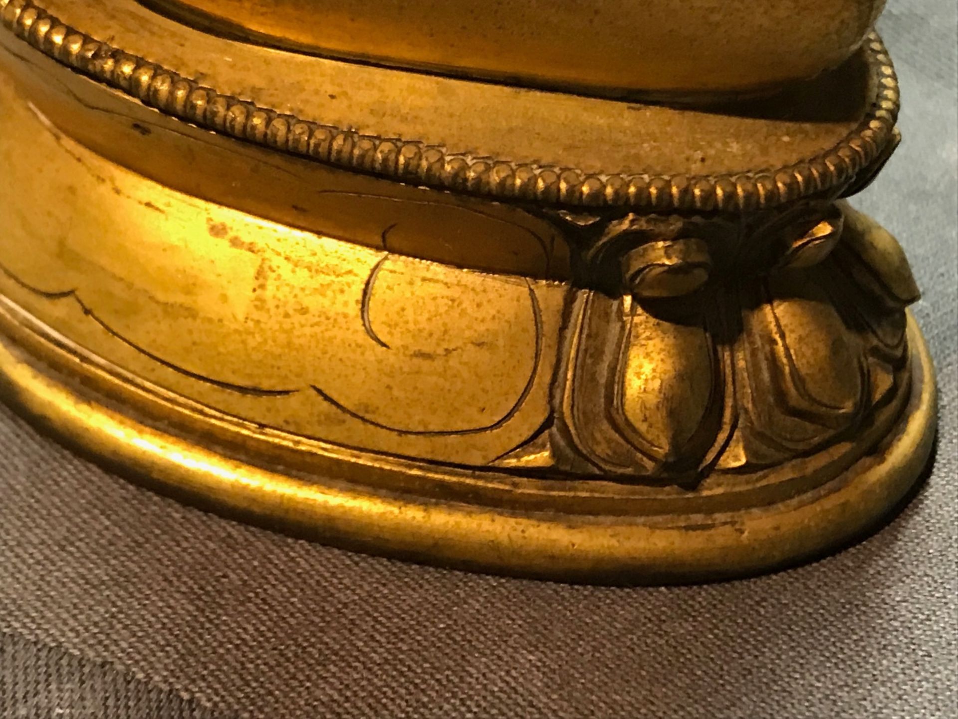 A Sino-Tibetan gilt bronze figure of Buddha Shakyamuni, 17/18th C. - Image 12 of 19