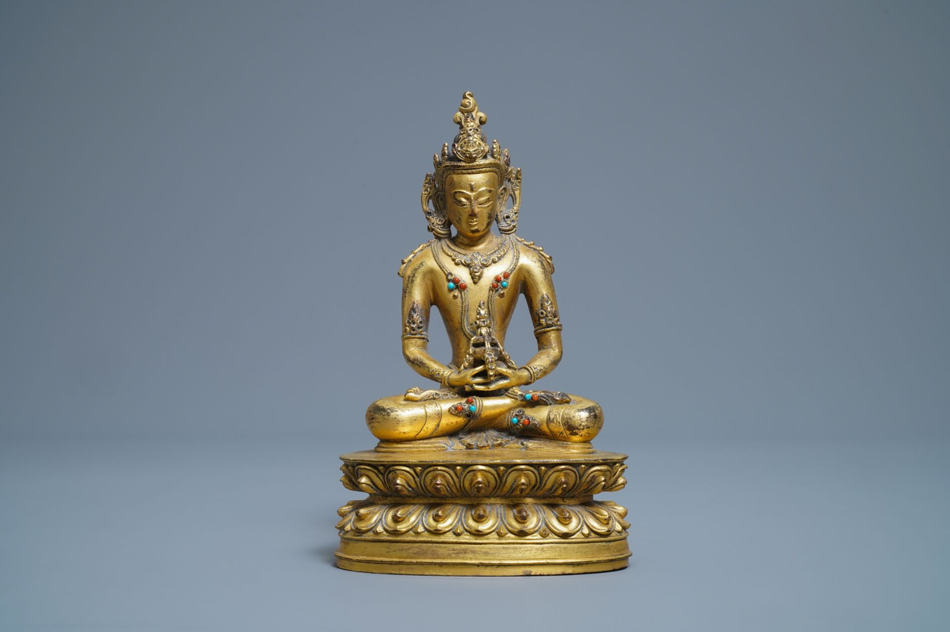 A Chinese coral- and turquoise-inlaid gilt bronze figure of Buddha Amitayus, 18/19th C. - Image 2 of 7