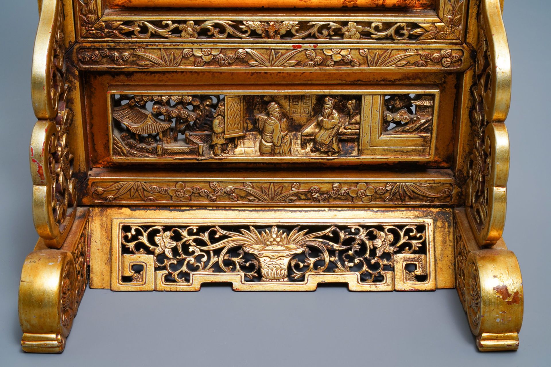 A Chinese gilt carved wood table screen for the Straits or Peranakan market, 19th C. - Image 9 of 9