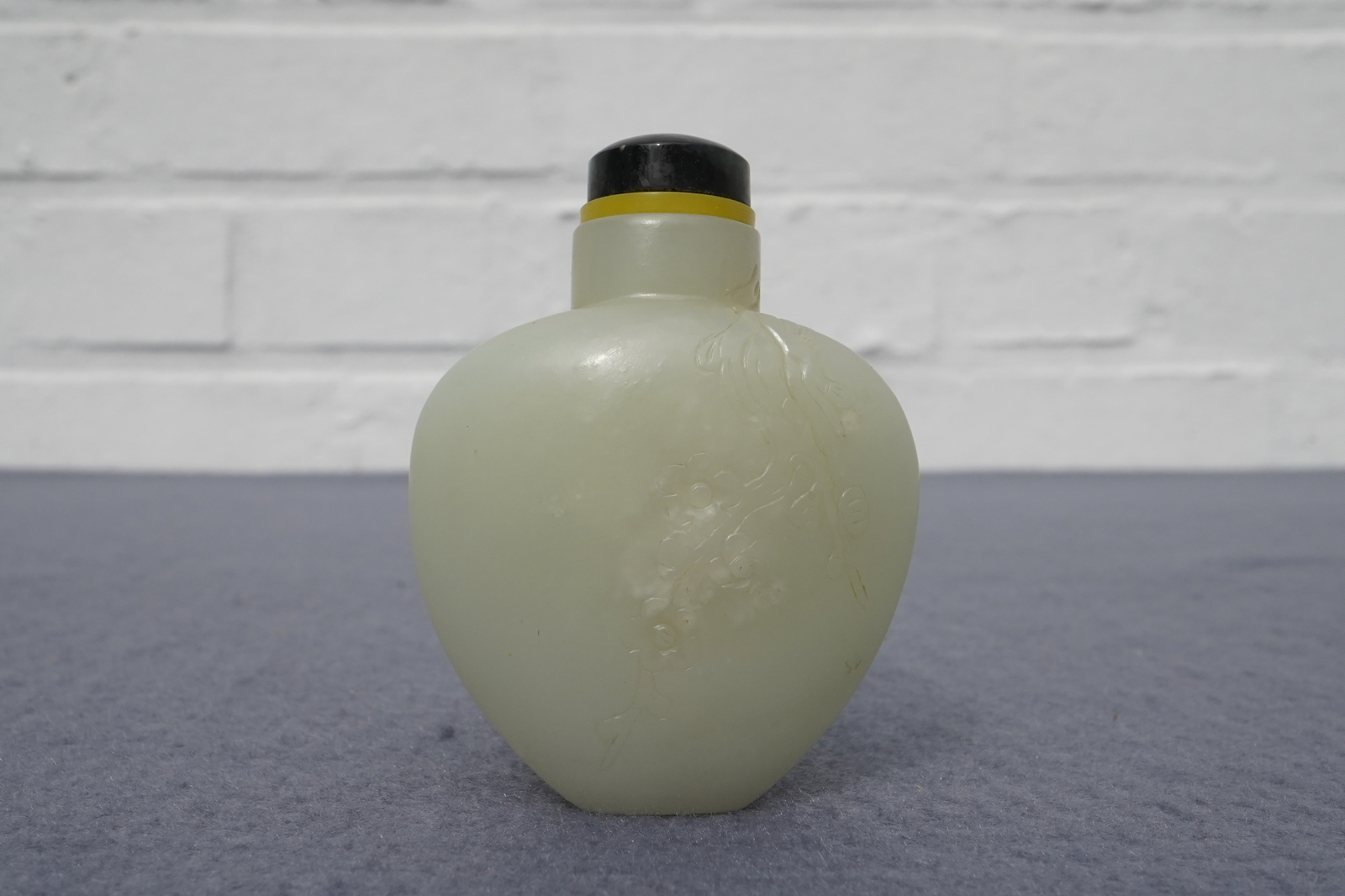 A Chinese pale celadon jade snuff bottle, 19th C. - Image 5 of 12