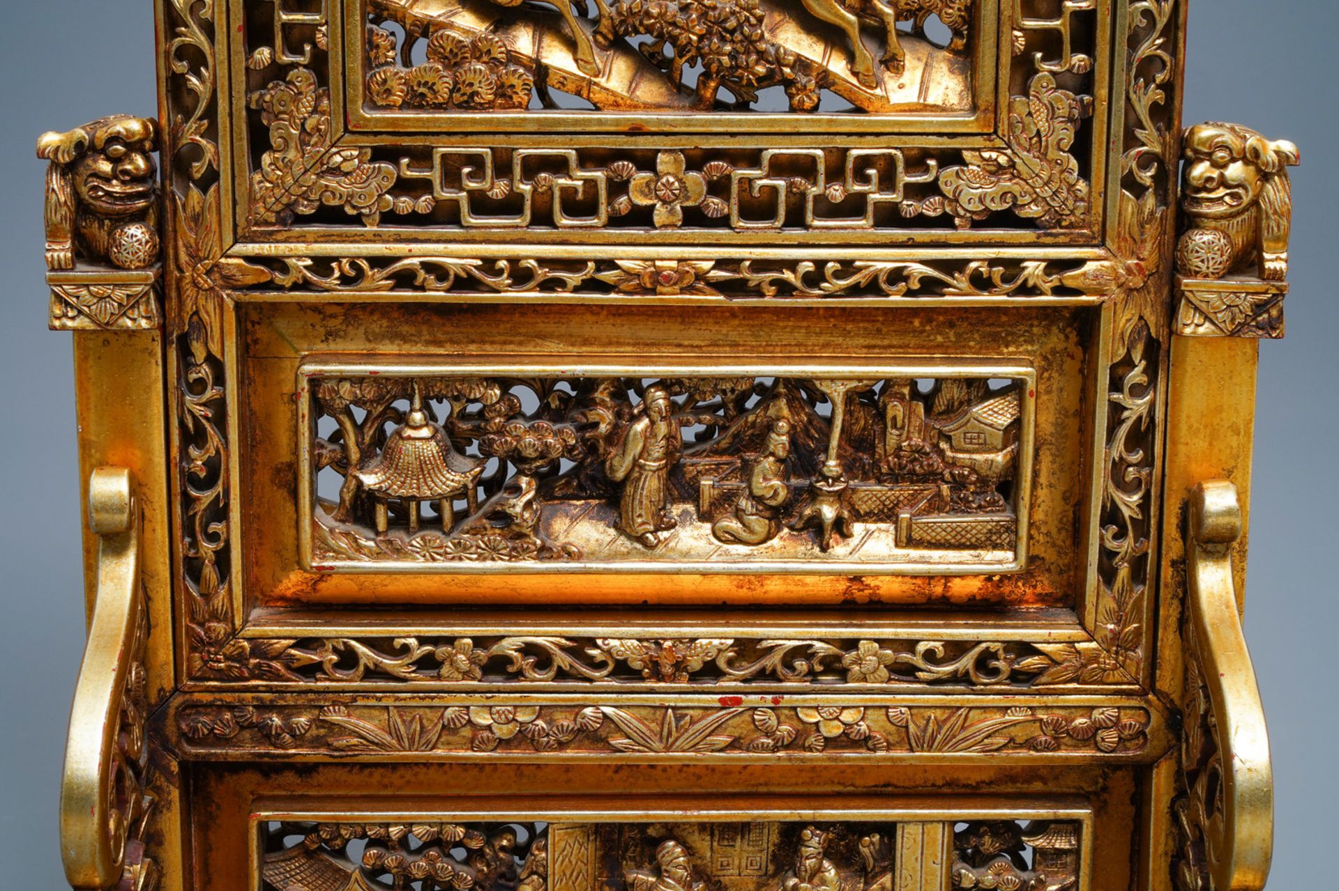 A Chinese gilt carved wood table screen for the Straits or Peranakan market, 19th C. - Image 8 of 9