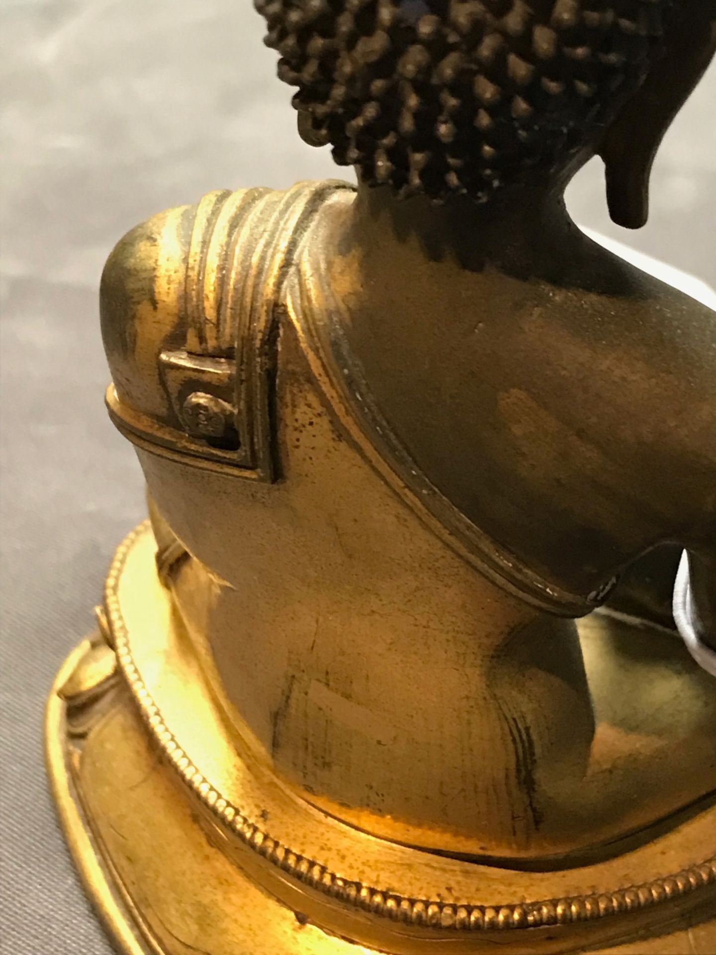 A Sino-Tibetan gilt bronze figure of Buddha Shakyamuni, 17/18th C. - Image 13 of 19