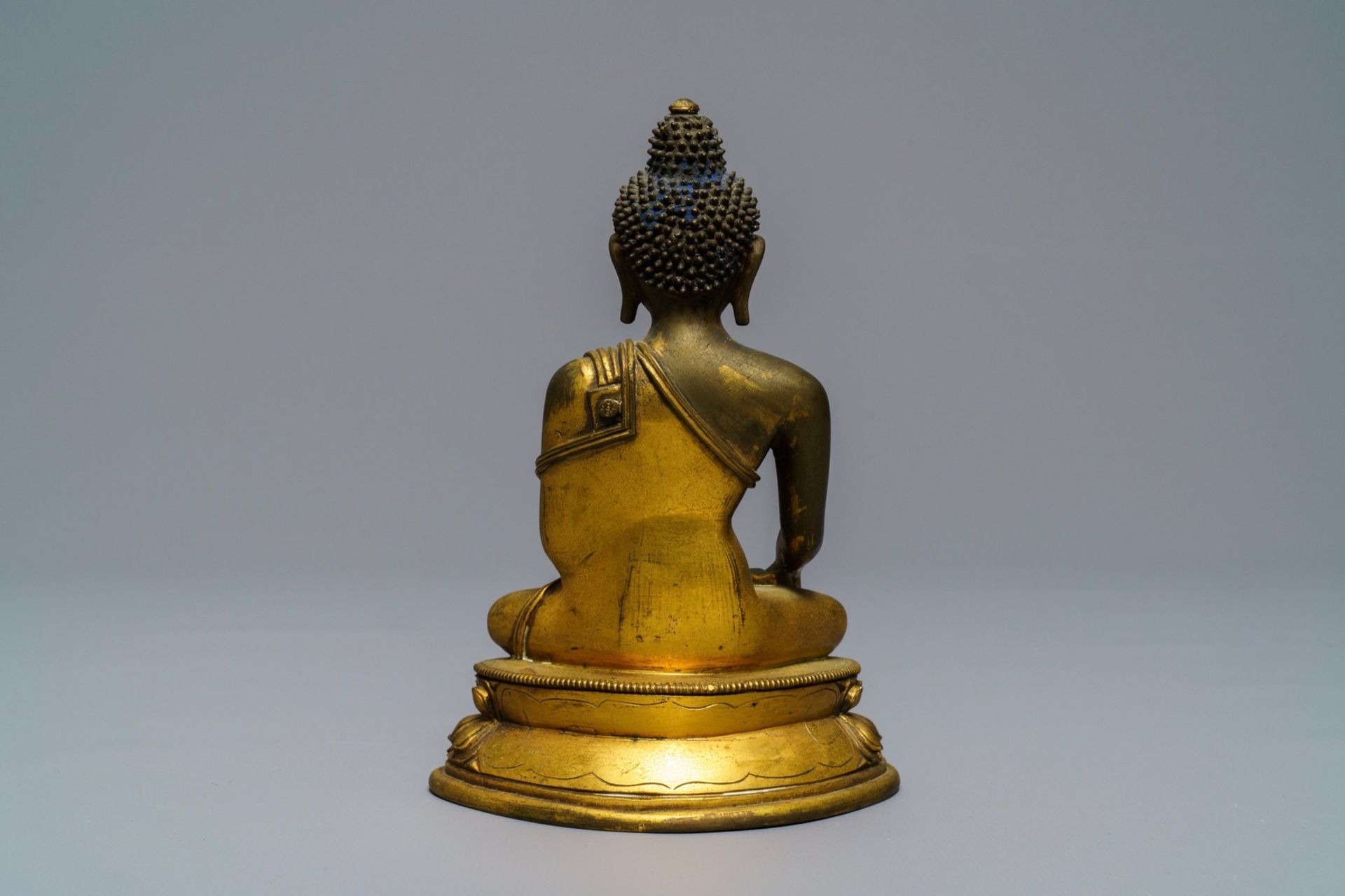 A Sino-Tibetan gilt bronze figure of Buddha Shakyamuni, 17/18th C. - Image 2 of 19