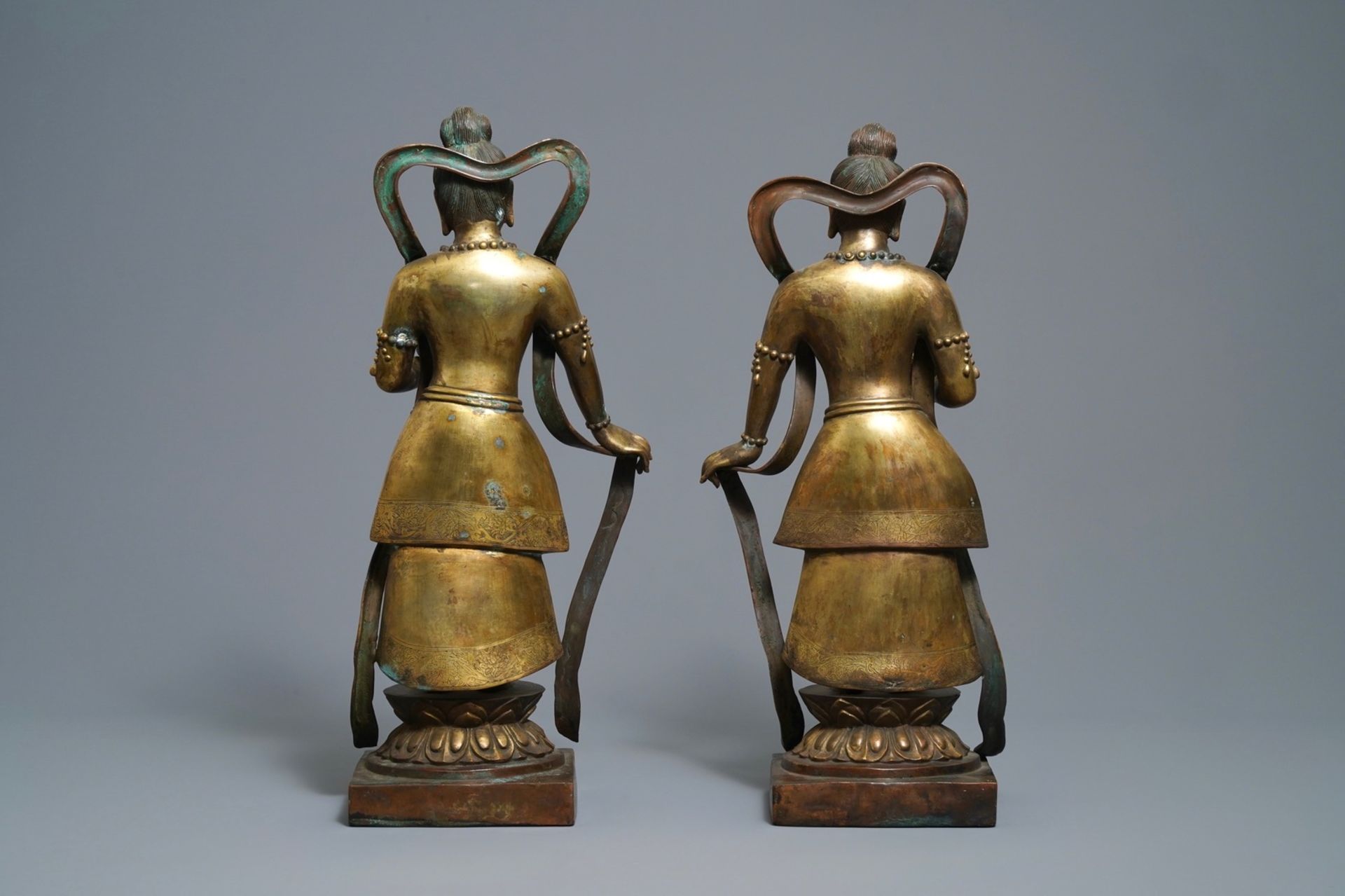 A pair of large Chinese gilt bronze figures, 19th C. - Image 4 of 7