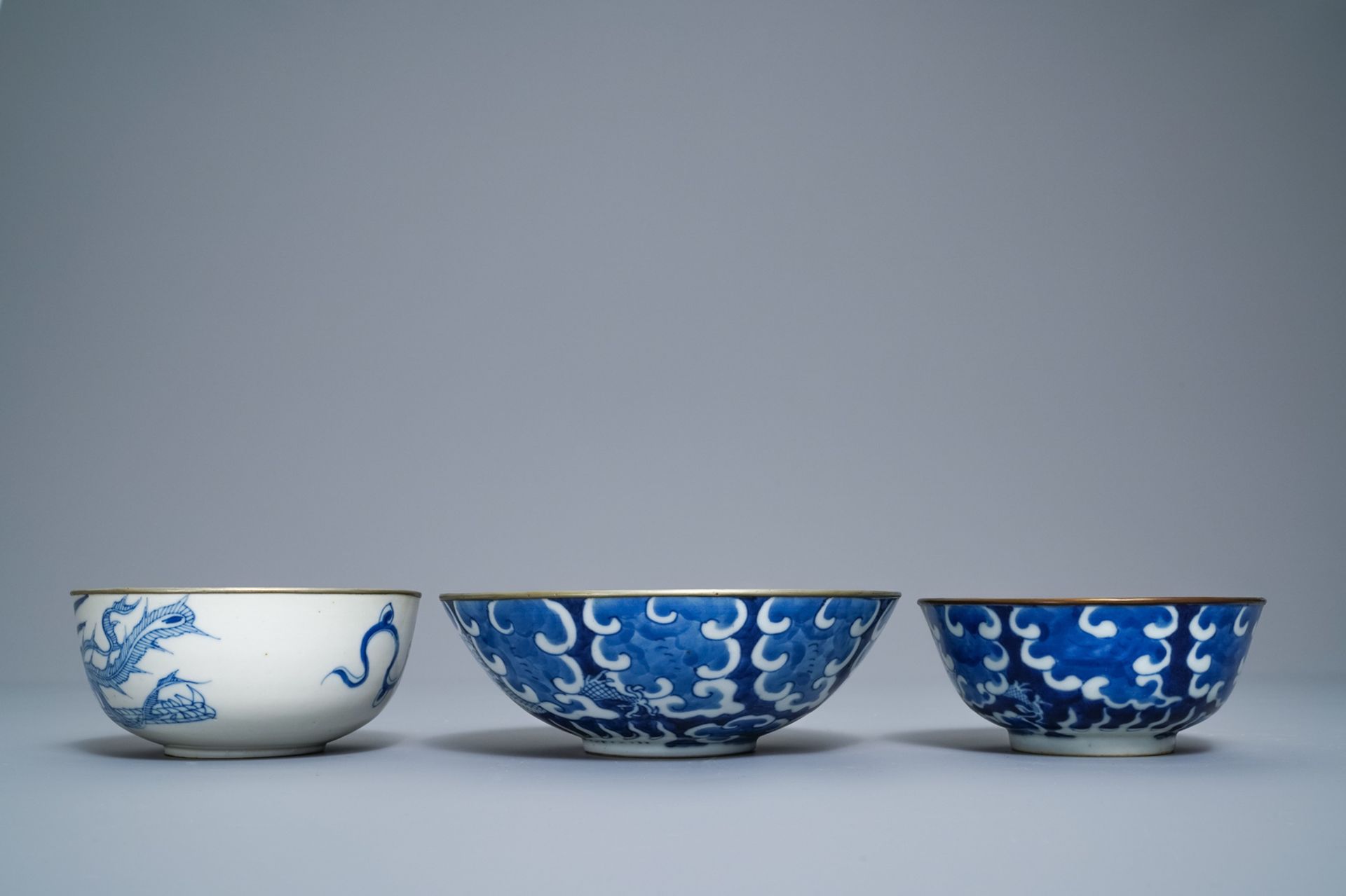 Five Chinese blue and white Vietnamese market 'Bleu de Hue' bowls, 19th C. - Image 4 of 14