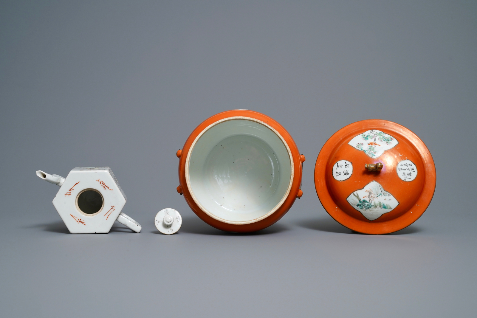 Two Chinese qianjiang cai bowls and a teapot and cover, 19/20th C. - Image 6 of 12