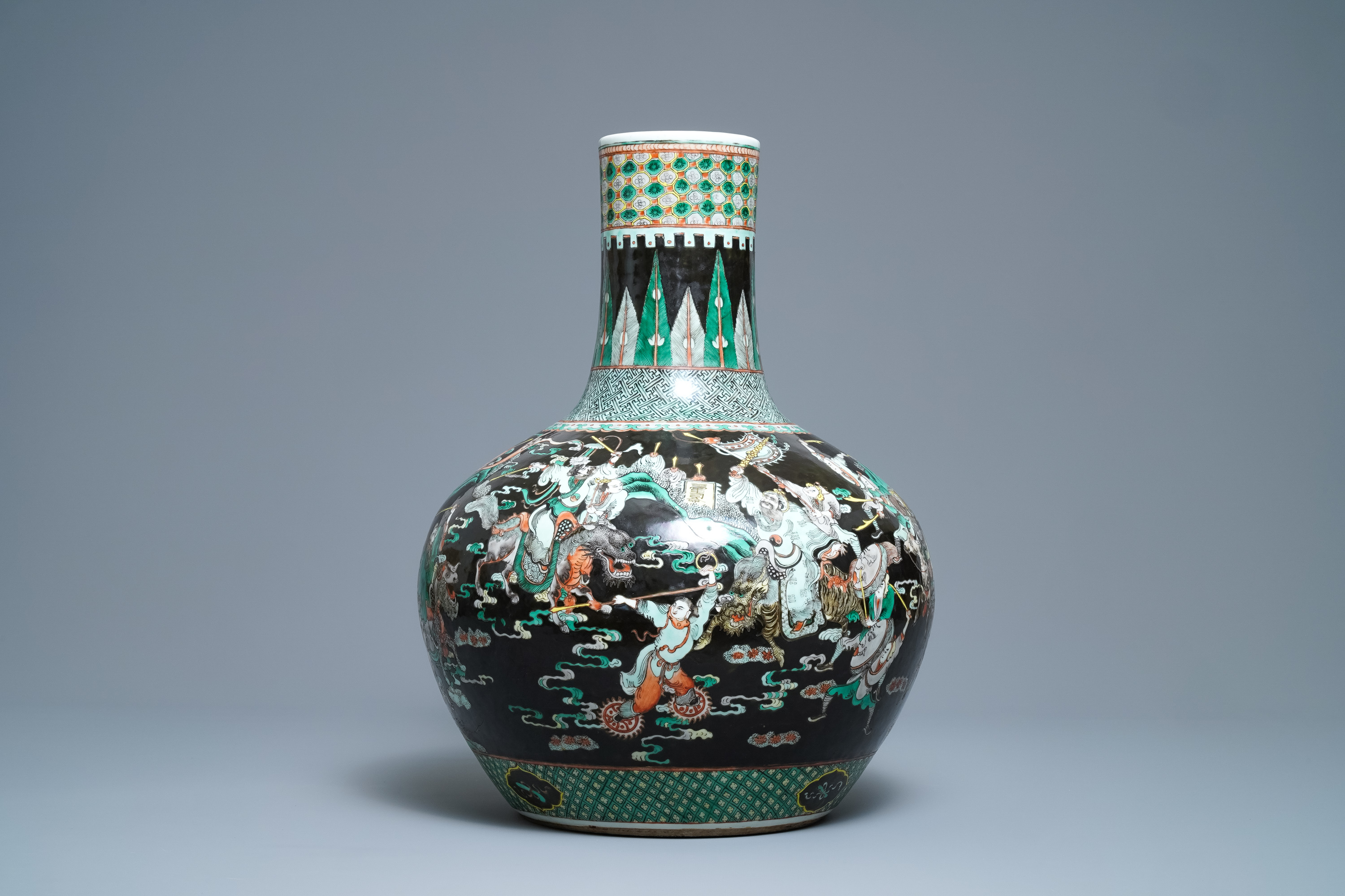 A Chinese famille verte black-ground 'war scene' vase, 19th C. - Image 2 of 7