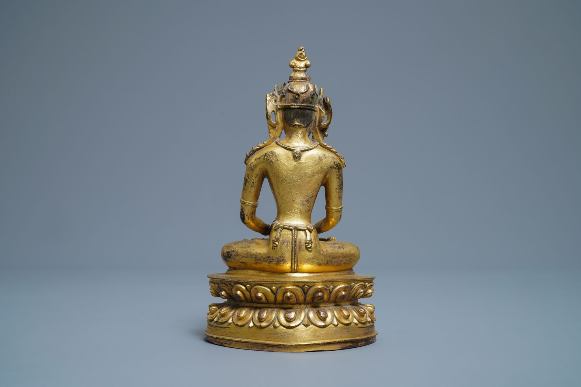 A Chinese coral- and turquoise-inlaid gilt bronze figure of Buddha Amitayus, 18/19th C. - Image 4 of 7